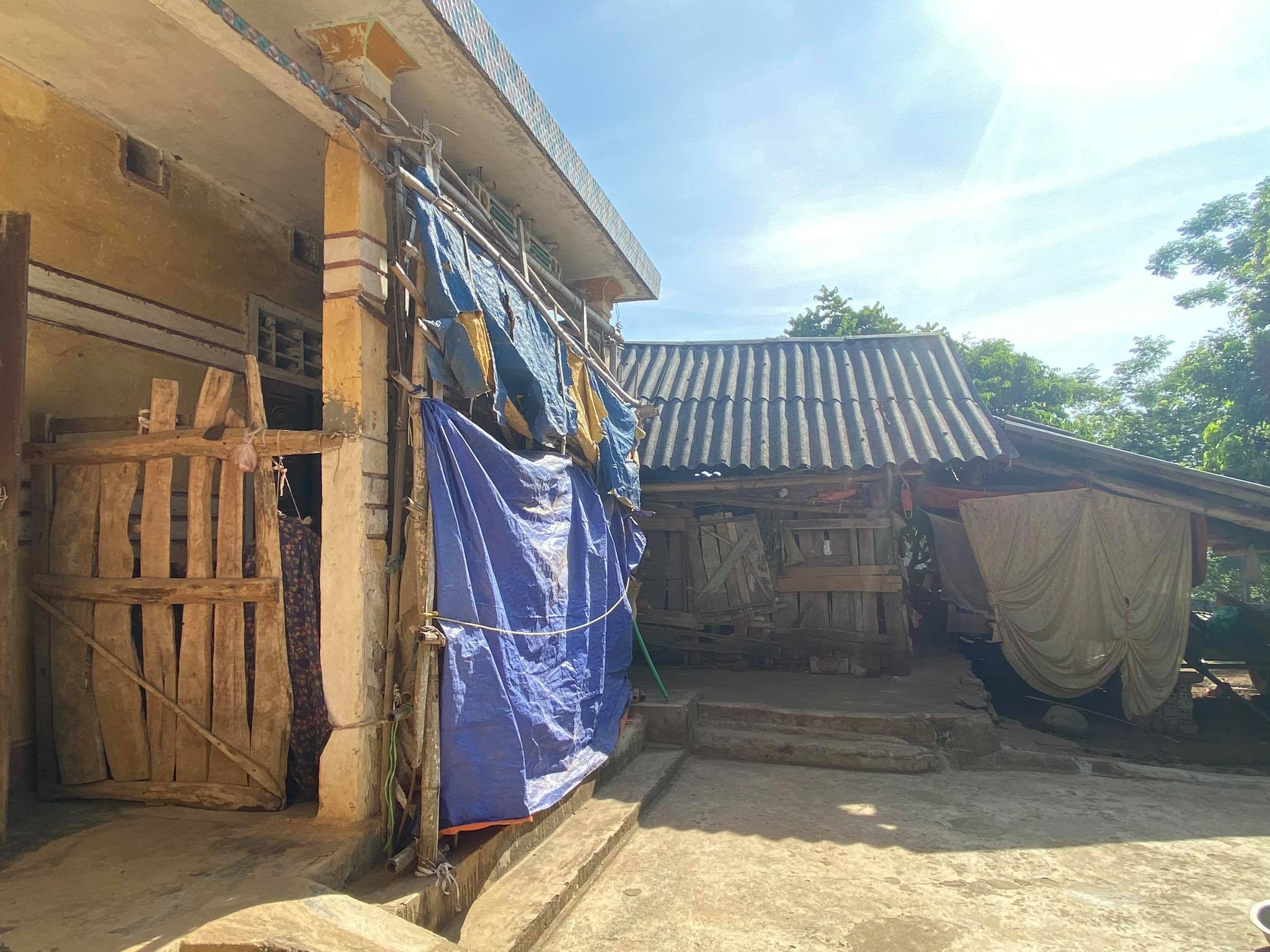 Ngôi nhà lụp sụp đã xuống cấp của gia đình bà