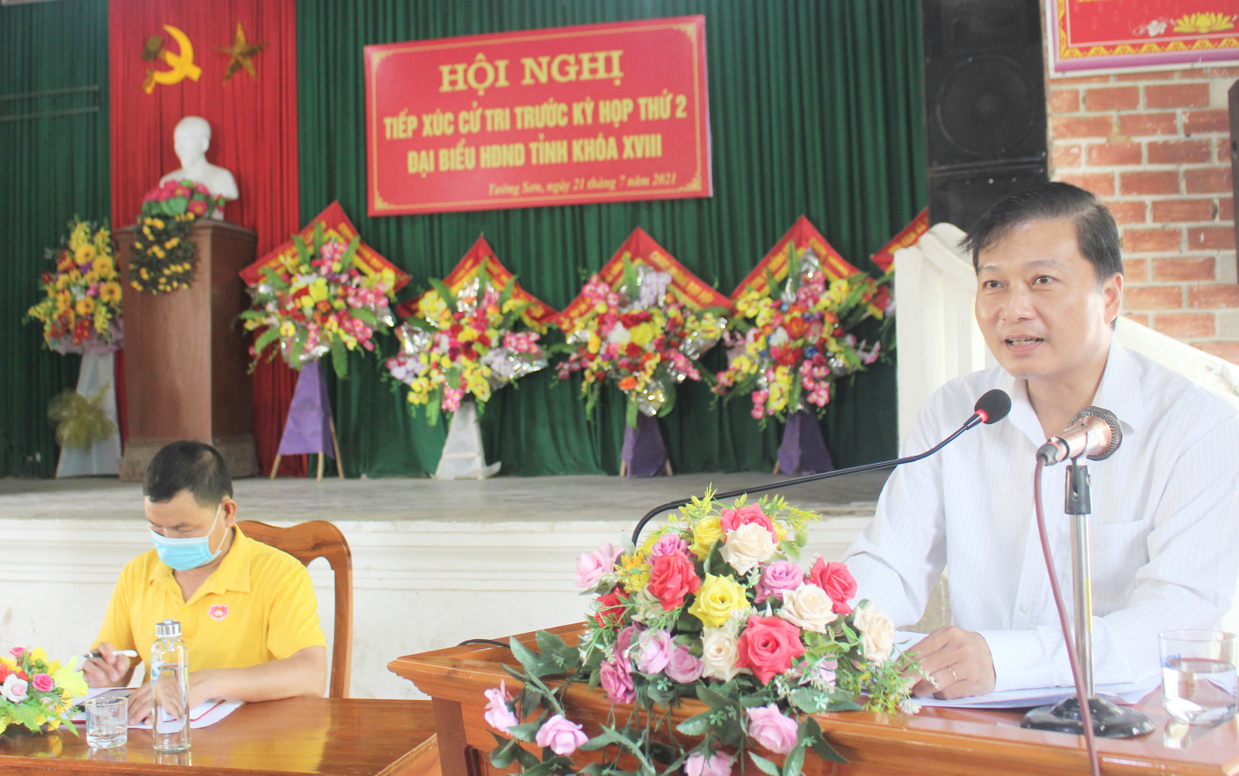 Đồng chí Lê Hồng Vinh phát biểu tại buổi tiếp xúc cử tri