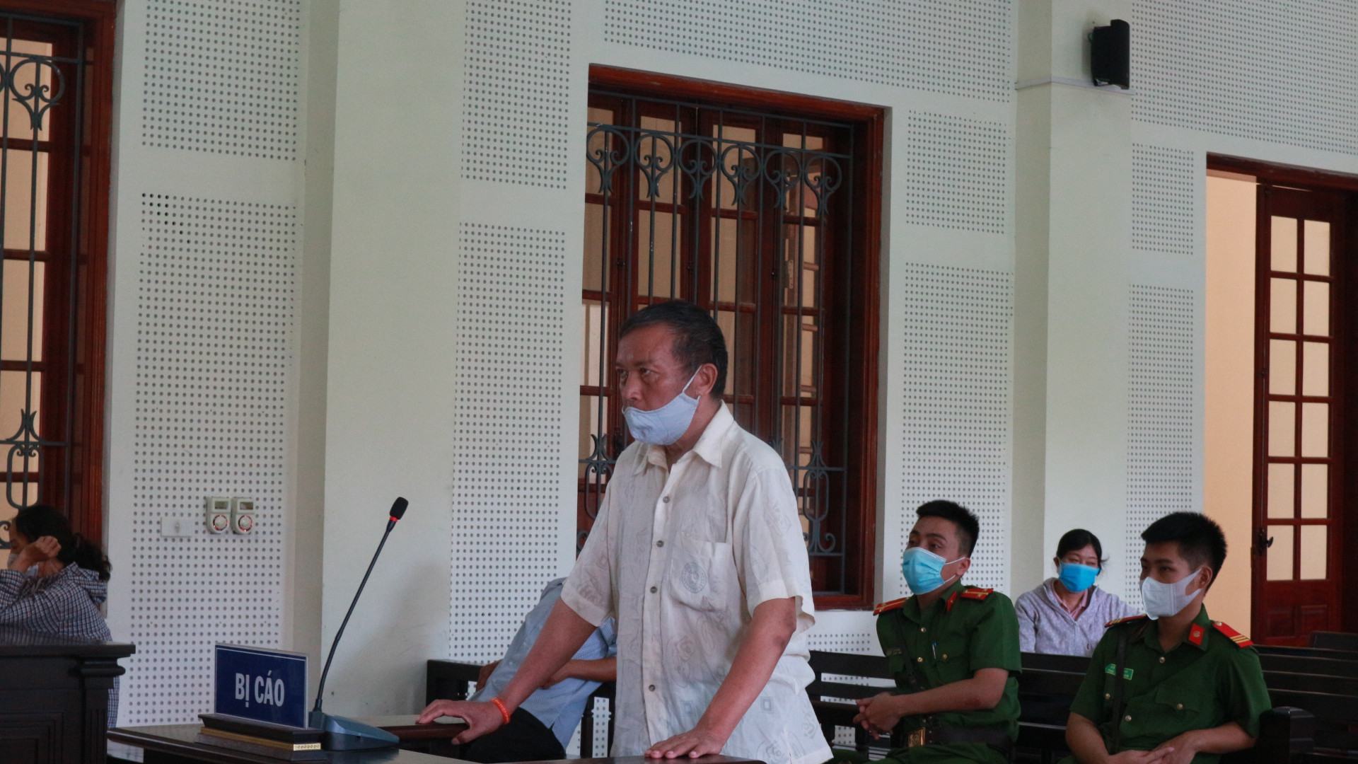 Bị cáo Nguyễn Văn Bính hầu tòa vì tội lừa đảo. Ảnh: Trần Vũ