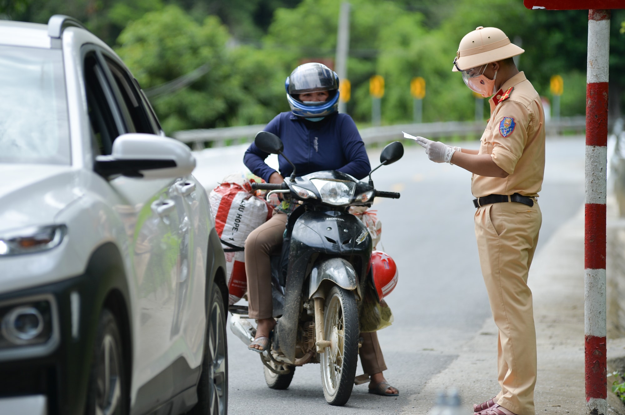 Tăng cường chốt chặn, kiểm tra người và phương tiện ngay đầu cửa ngõ huyện Kỳ Sơn. Ảnh: Thành Cường