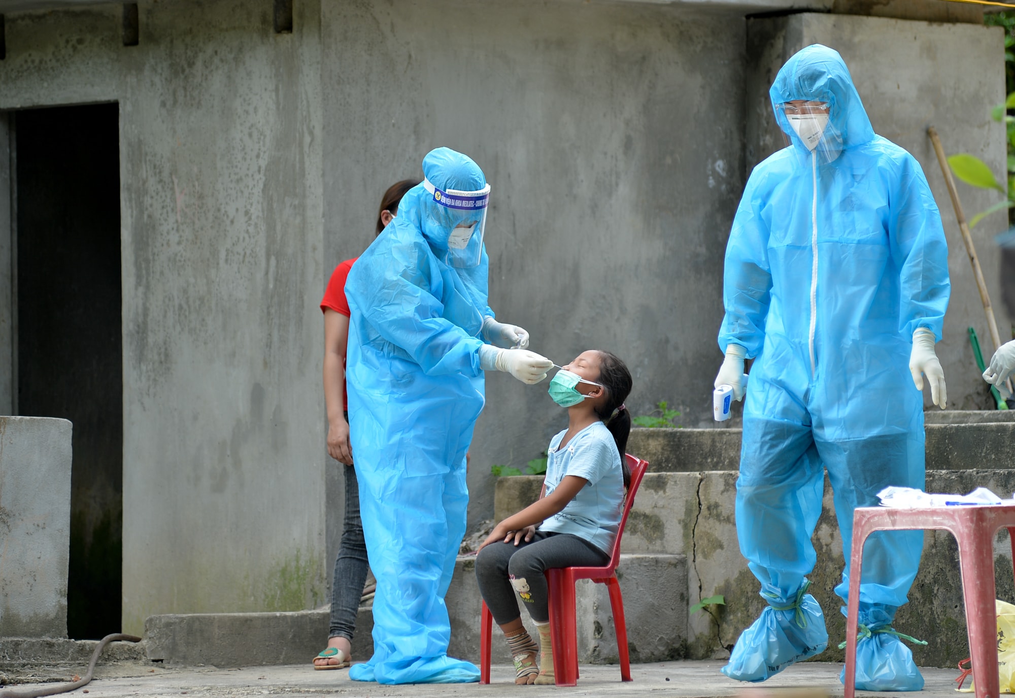 Lấy mẫu test nhanh các trường hợp trở về từ địa phương đang thực hiện Chỉ thị 16. Ảnh: Thành Cường