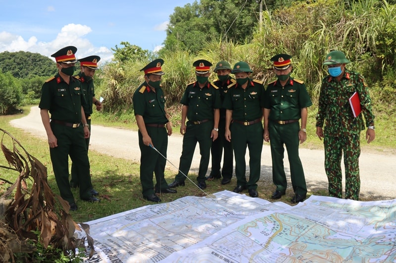 Đoàn công tác tiến hành khảo sát và thống nhất nội dung thực binh Đại đội bộ binh phối hợp với Dân quân xã chiến đấu phục kích. Ảnh: Trọng Kiên