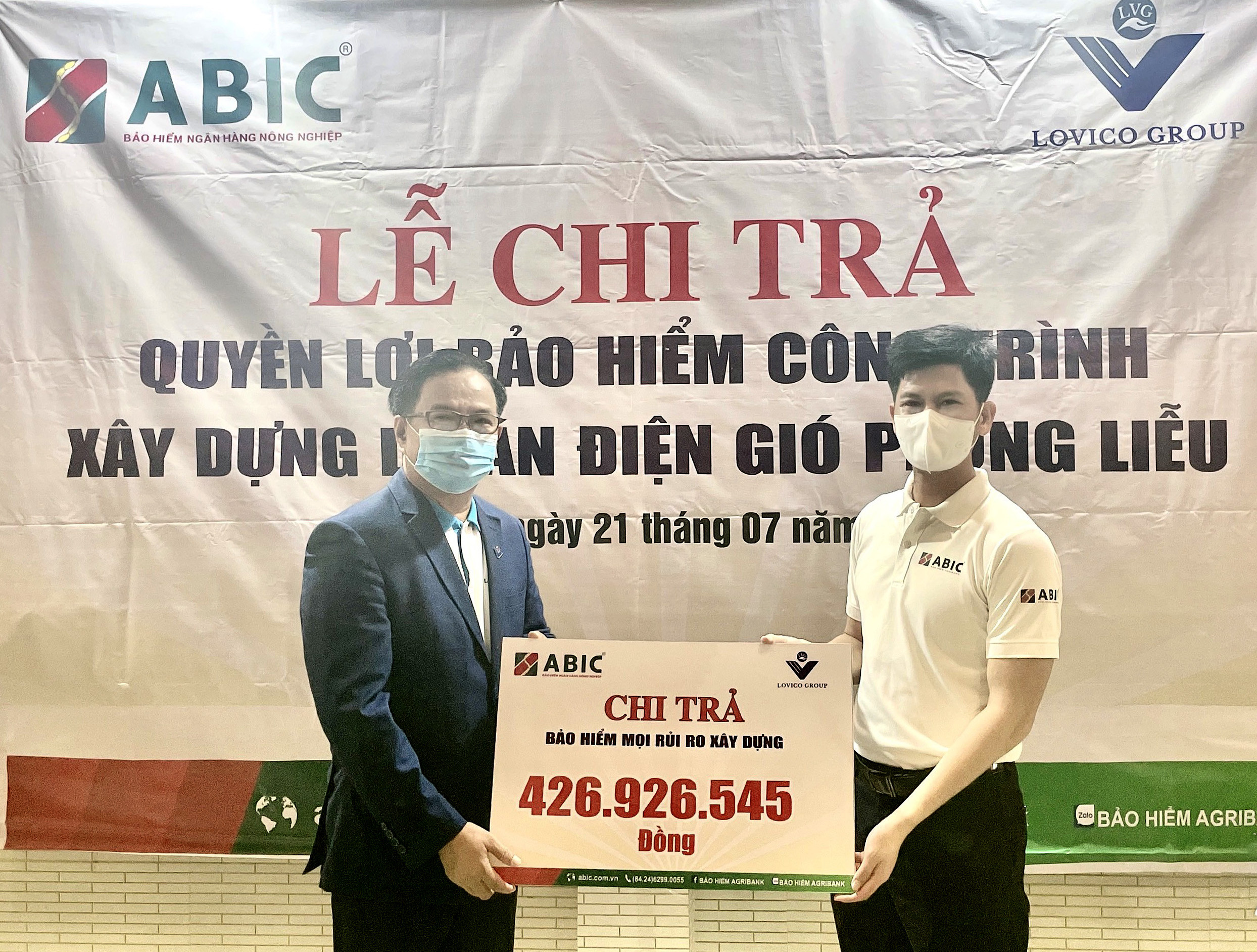 Ông Đậu Ngọc Linh - Giám đốc Bảo hiểm Agribank Nghệ An (áo trắng), trao biểu trưng quyền lợi bảo hiểm cho ông Võ Duy Tấn - Chủ tịch HĐQT Tập đoàn LOVICO. Ảnh: PV