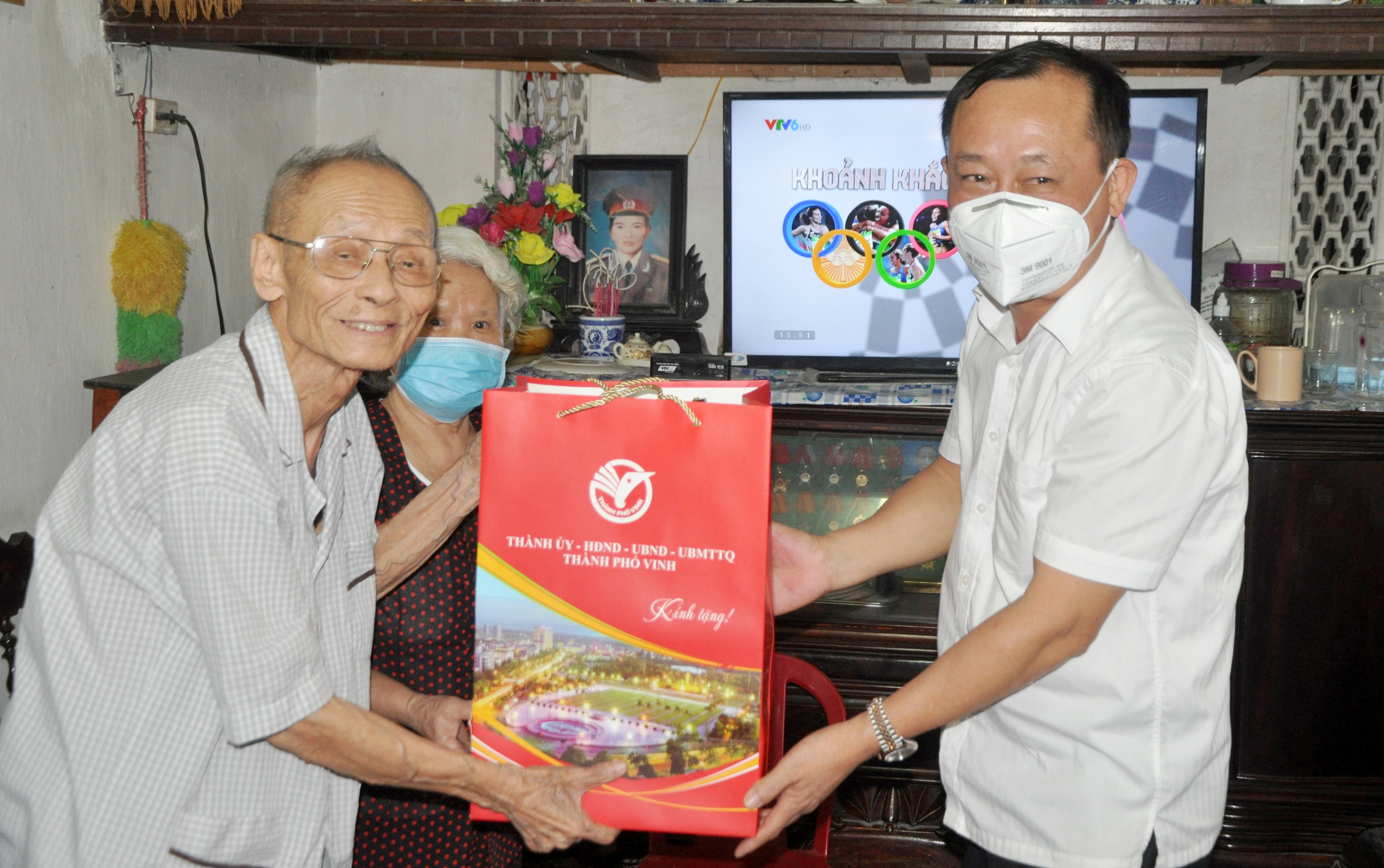 Lãnh đạo thành phố Vinh trao quà cho ông Hồ Xuân 