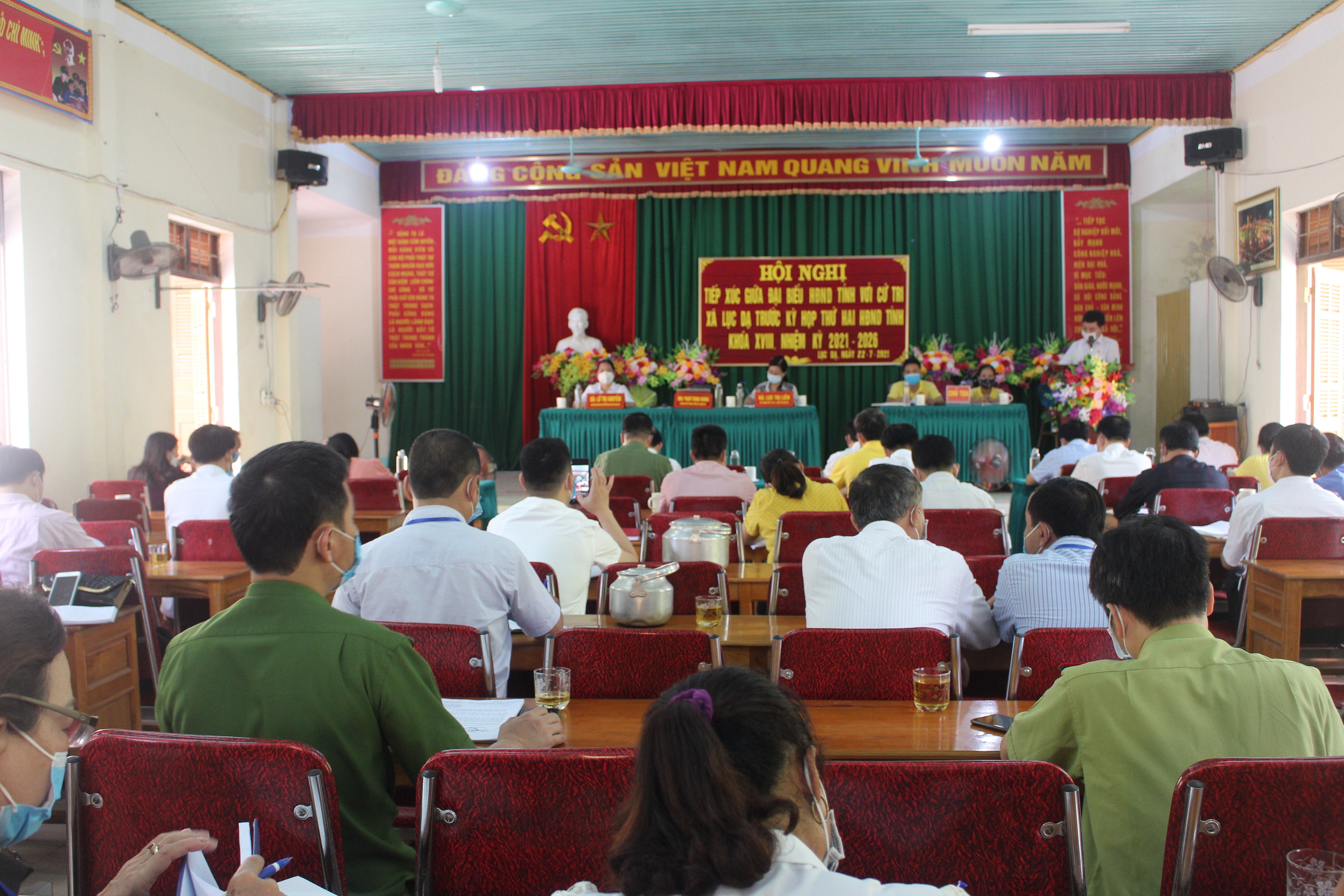Toàn cảnh buổi tiếp xúc cử trị xã Lục Dạ. Ảnh Bảo Hân