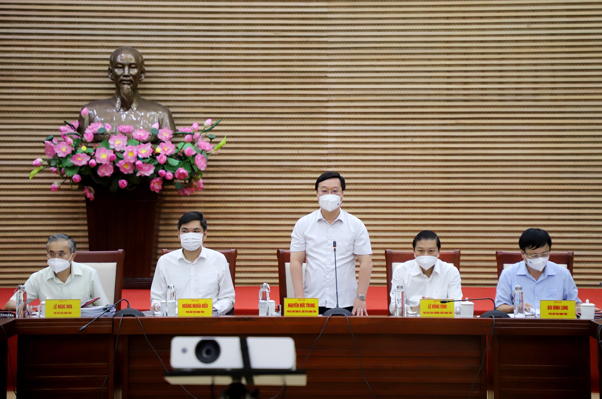 Đồng chí Nguyễn Đức Trung - Phó Bí thư Tỉnh ủy, Chủ tịch UBND tỉnh điều hành phiên họp thường kỳ UBND tỉnh tháng 7. Ảnh: Phạm Bằng