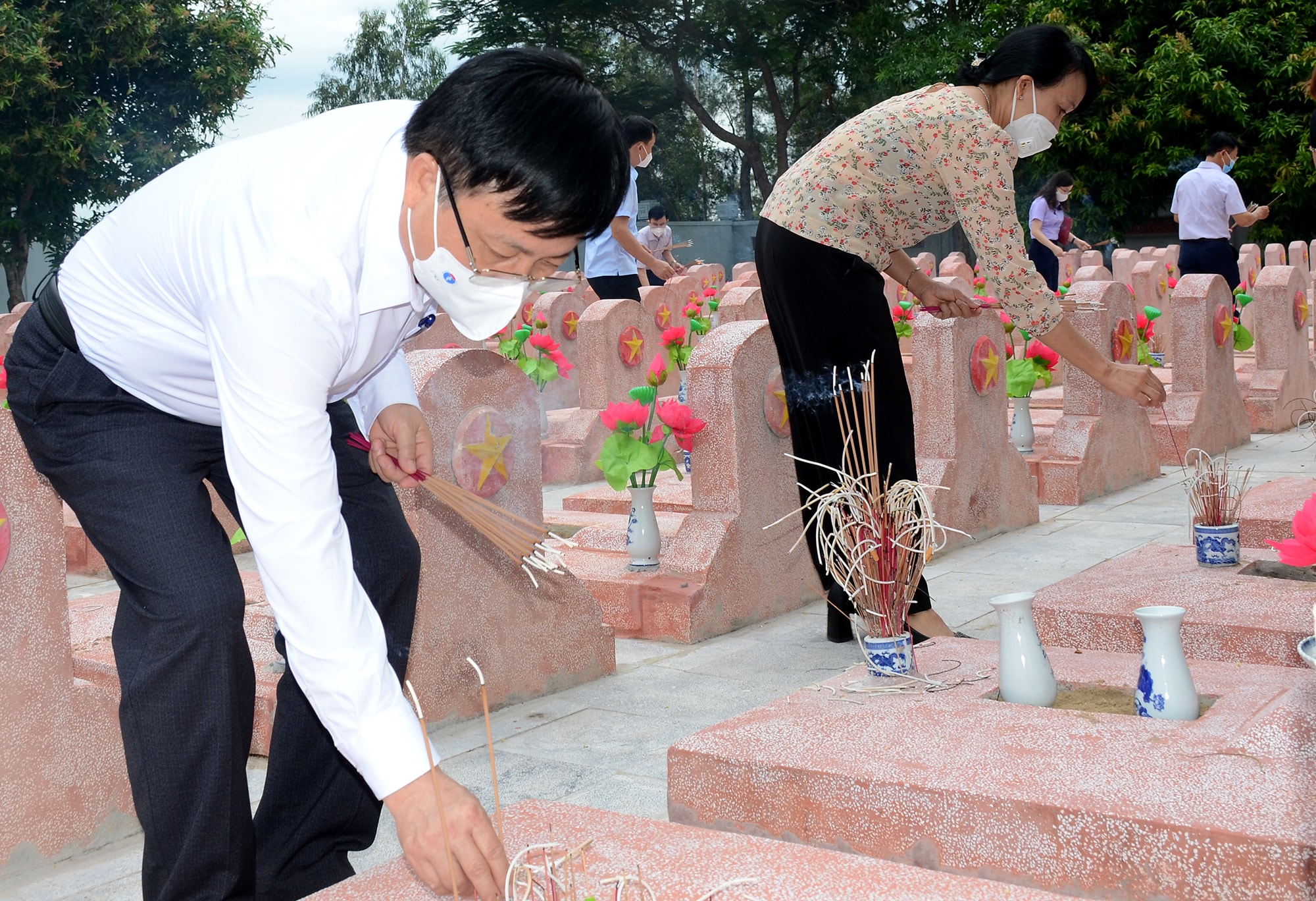 Đoàn đại biểu dâng hương tại các phần mộ liệt sĩ. Ảnh: Thành Chung