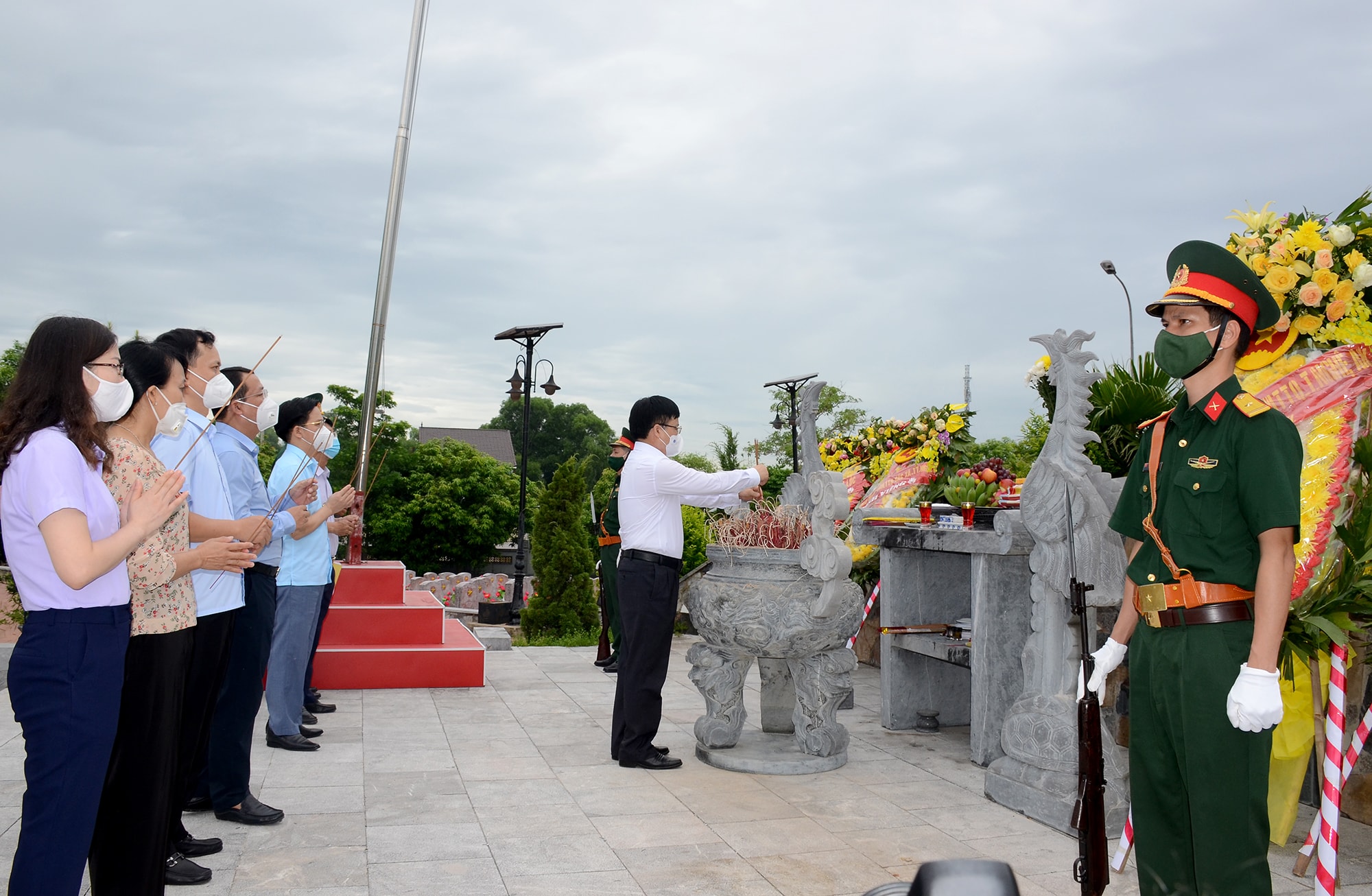 Đoàn đại biểu tỉnh Nghệ An đã đến dâng hương, dâng hoa tại Nghĩa trang Liệt sĩ huyện Nghi Lộc. Ảnh: Thành Chung.