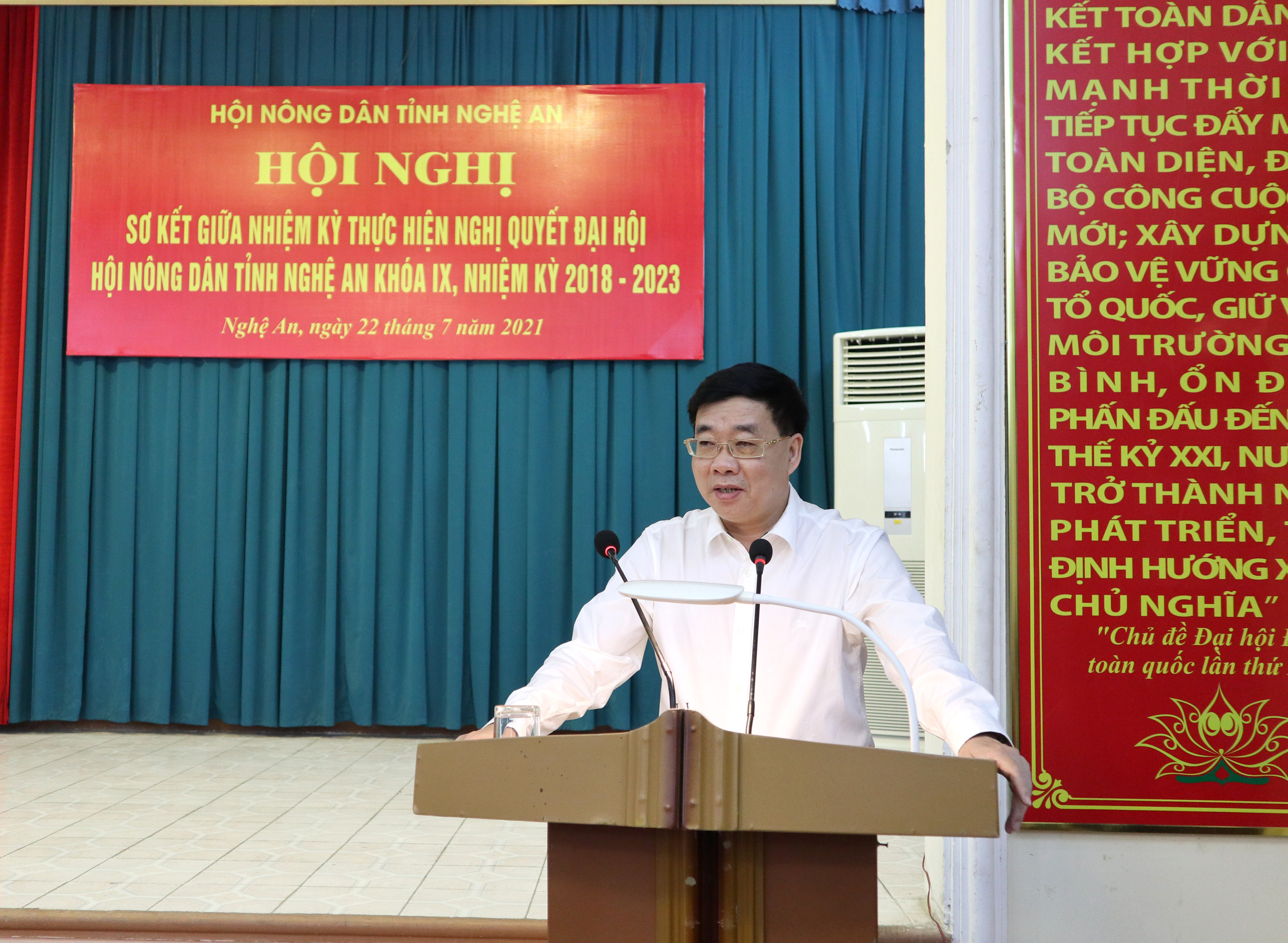 đồng chí Nguyễn Văn Thông, Phó Bí thư thường trực Tỉnh ủy ghi nhận và biểu dương những kết quả mà các cấp Hội Nông dân đã đạt được trong nửa nhiệm kỳ qua