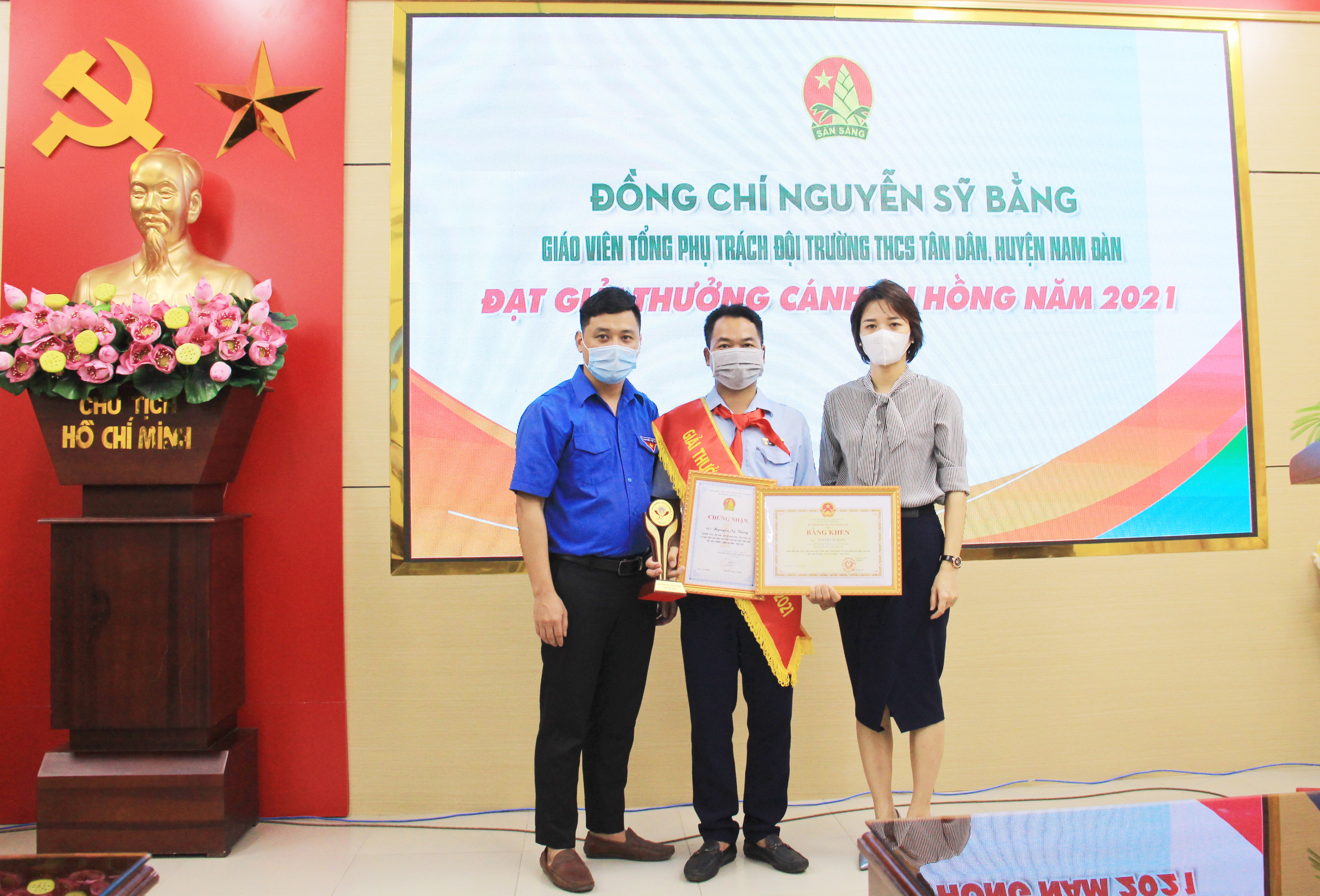 Đại diện Sở Giáo dục Nghệ An thừa ủy quyền trao tặng Bằng khen của Bộ Giáo dục cho thầy giáo Nguyễn Sỹ Bằng. Ảnh: Thanh Quỳnh