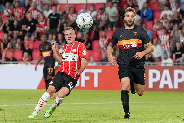 Sau cú đặt lòng nâng tỷ số lên 3-1, Gotze đánh đầu hiểm hóc ấn định chiến thắng 5-1 cho PSV. Ảnh: Getty.