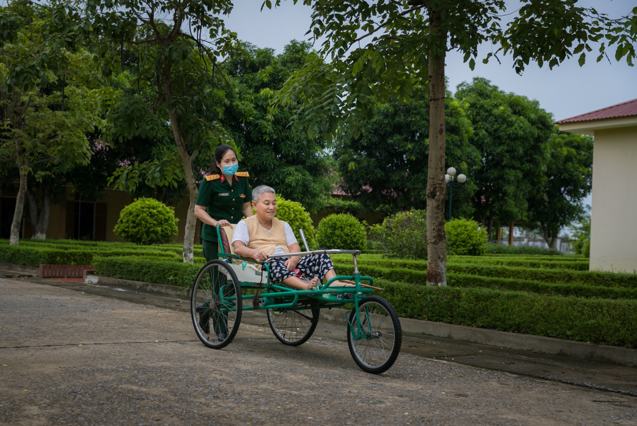 Những niềm vui của các thương bệnh binh và thân nhân các liệt sỹ ở Trung tâm Điều dưỡng thương bệnh binh Nghệ An thật bình dị. Những cống hiến của các bác cho tổ quốc thật to lớn, vì thế các thế trẻ sau này sẽ luôn quan tâm và chăm sóc để các thương bệnh binh luôn thấy được niềm vui mỗi ngày. Ảnh: Đức Anh