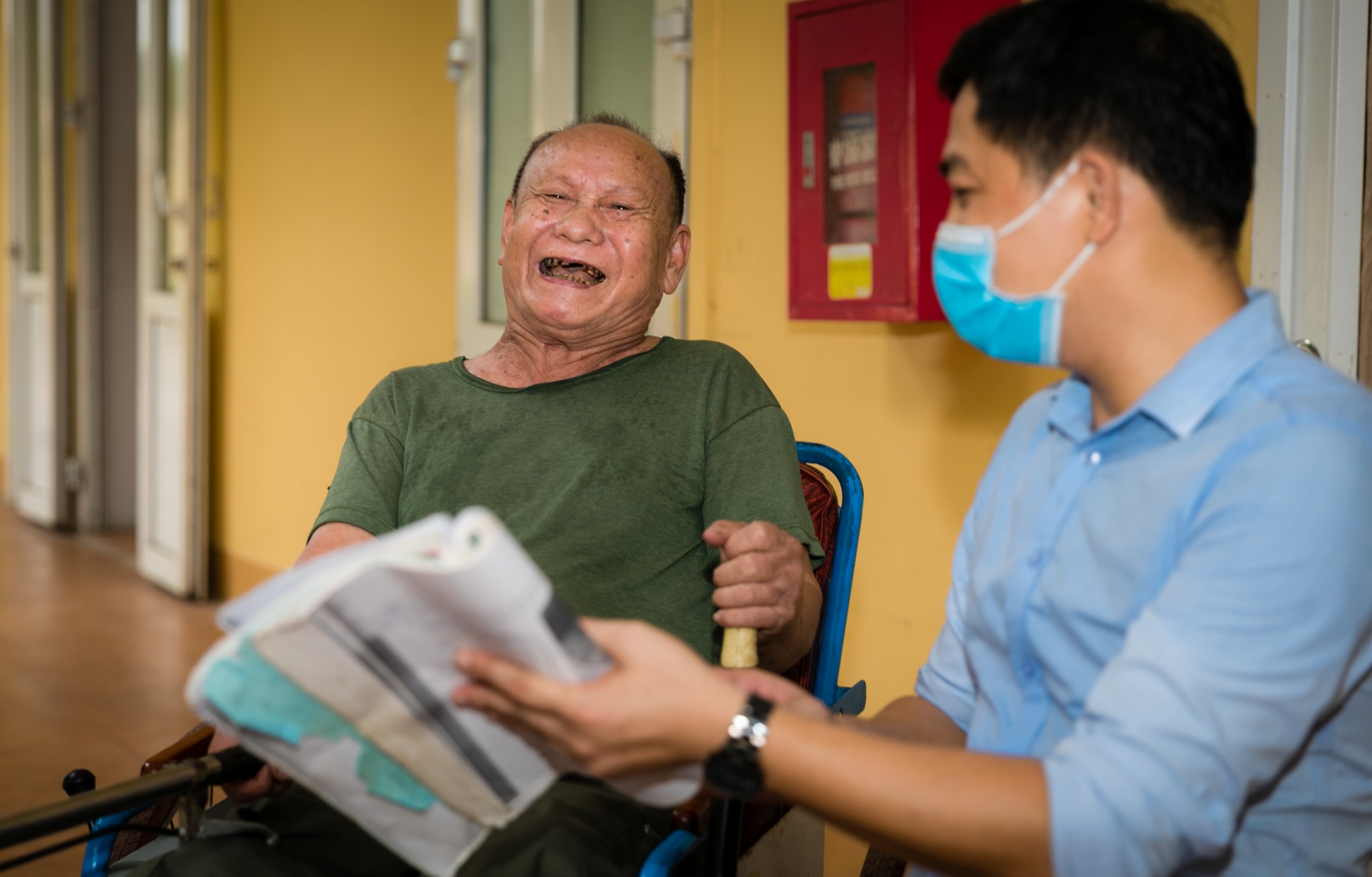 Các thương bệnh binh xem đây như là ngôi nhà thứ 2 của họ. Hàng ngày các bác cùng nhau sẻ chia những niềm vui hay khó khăn trong cuộc sống. Niềm vui đôi khi đến với họ thật giản đơn chỉ là cùng nhau trò chuyện, uống chung nhau chén trà hay đọc báo, đọc thơ cho nhau nghe. Ảnh: Đức Anh