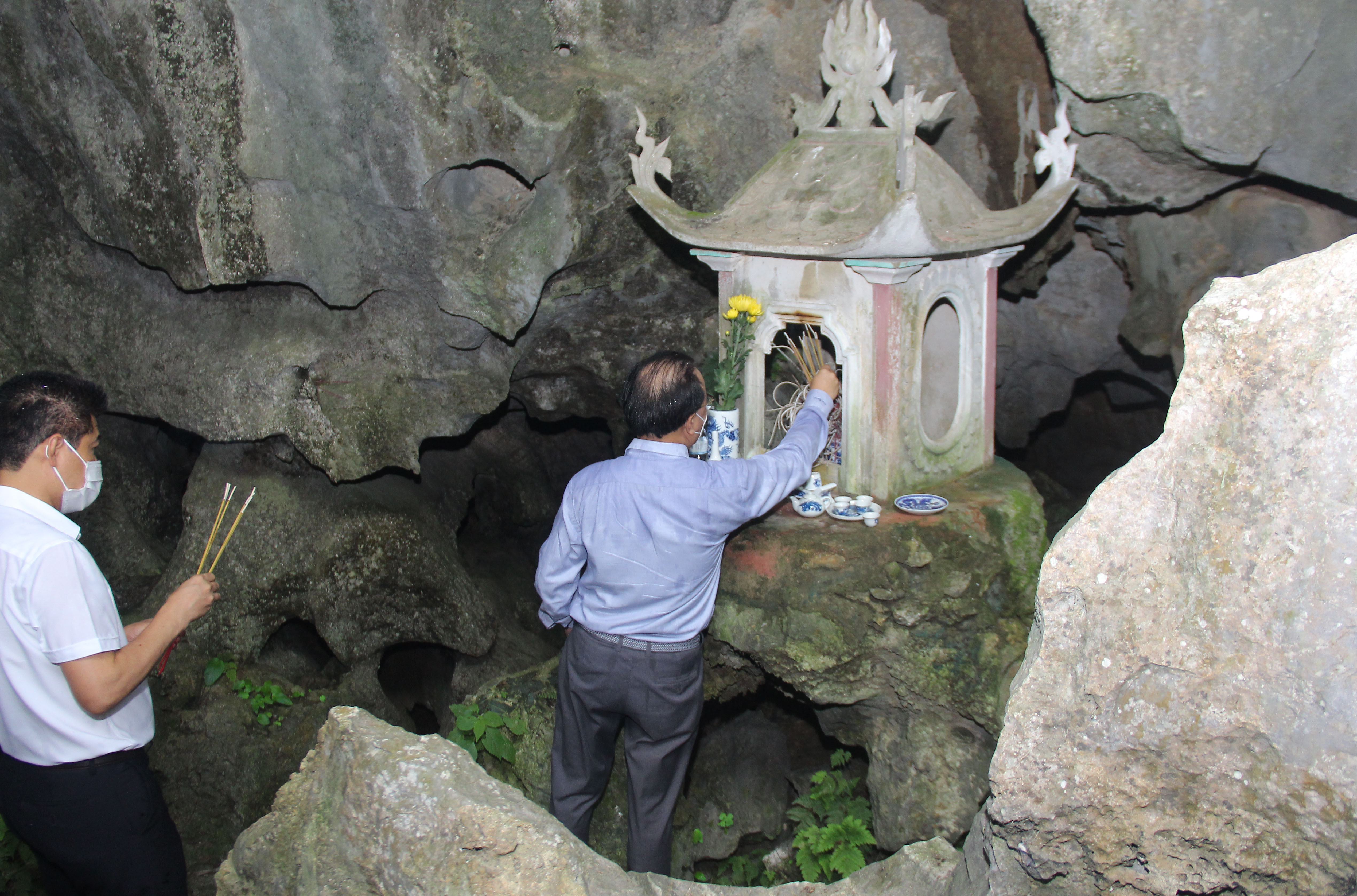 Đoàn công tác của tỉnh và thị xã thăm hương tưởng niệm các liệt sỹ tại di tích hang Hỏa Tiễn. Ảnh: Mai Hoa