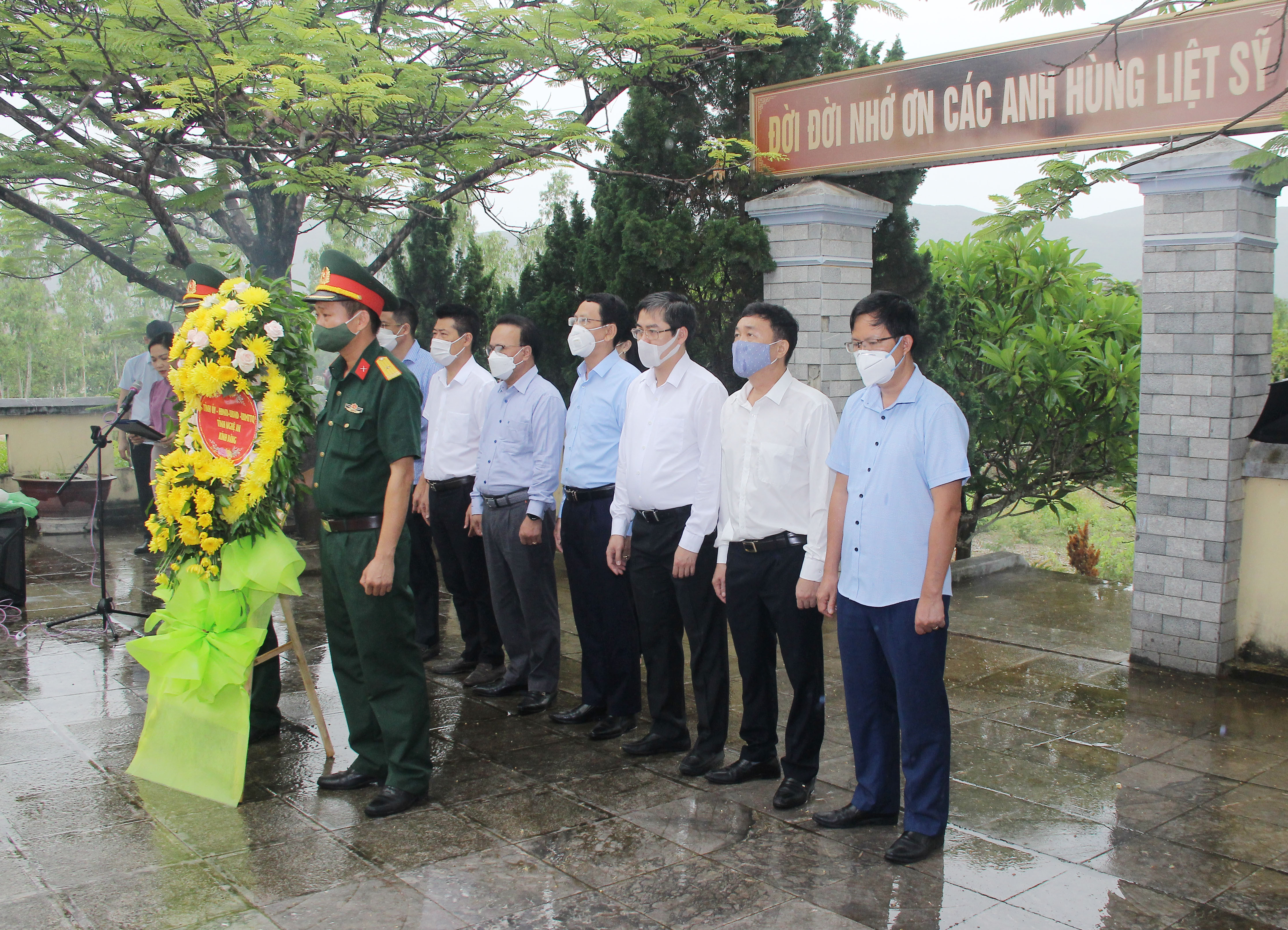 Đoàn công tác của tỉnh làm lễ tưởng niệm các anh hùng liệt sỹ tại nghĩa trang. Ảnh: Mai Hoa