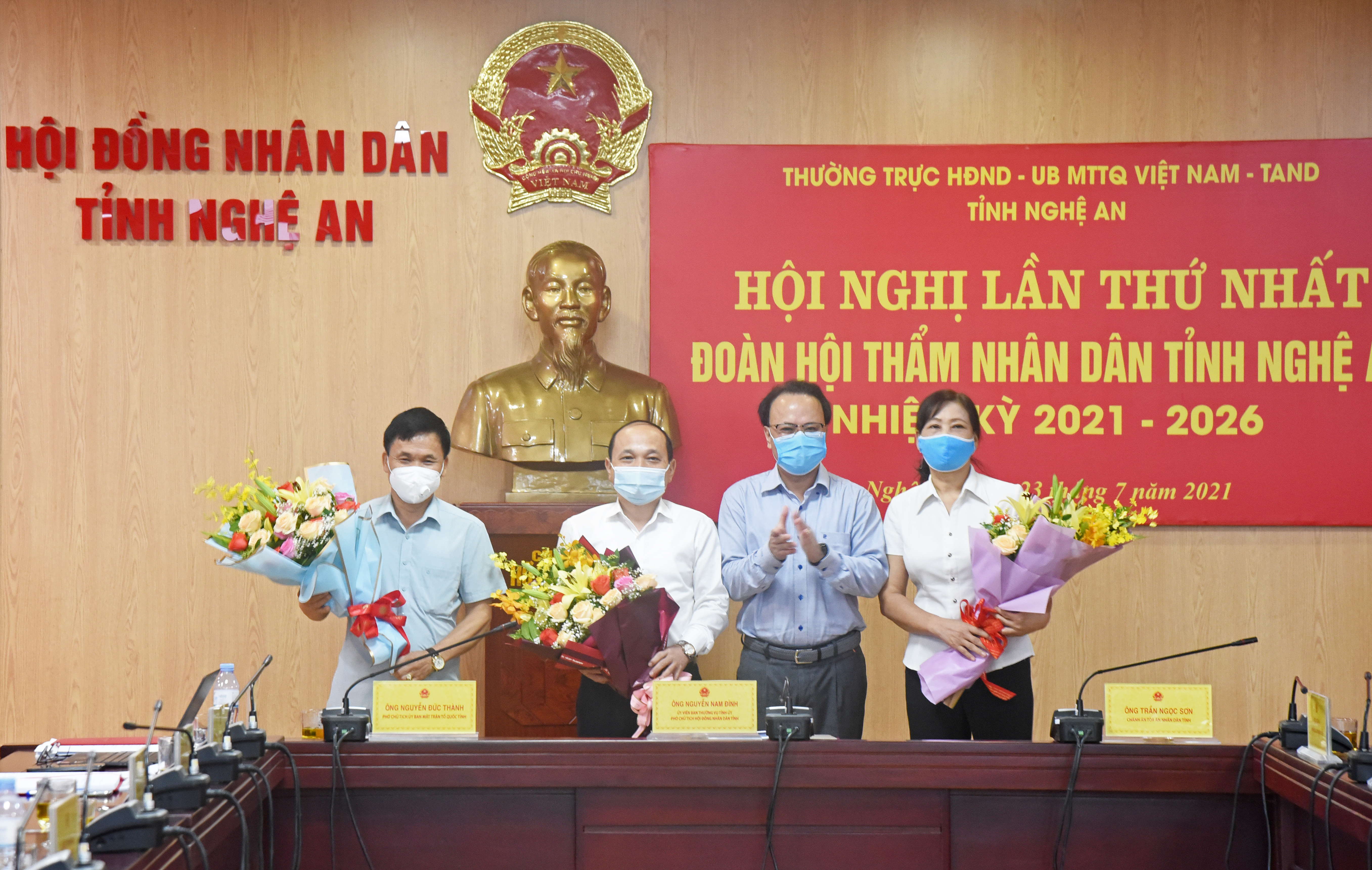Phó Chủ tịch HĐND tỉnh Nguyễn Nam Đình tặng hoa chúc mừng các Hội thẩm nhân dân được tín nhiệm bầu làm Trưởng đoàn, Phó Trưởng đoàn. Ảnh: TG