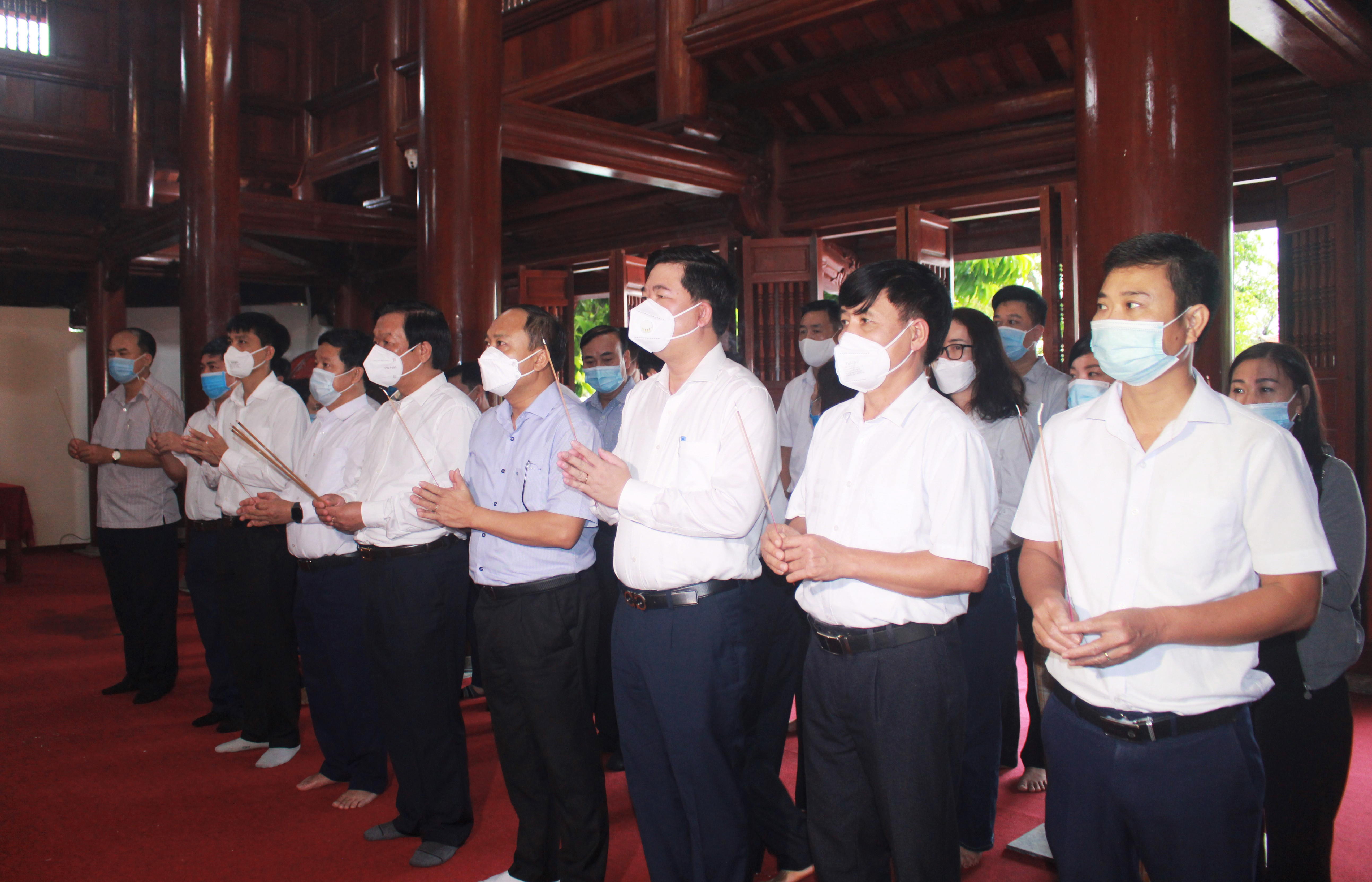 Các thành viên trong đoàn dâng nén hương thơm lên anh linh Chủ tịch Hồ Chí Minh và các anh hùng liệt sỹ. Ảnh: Thái Hiền 