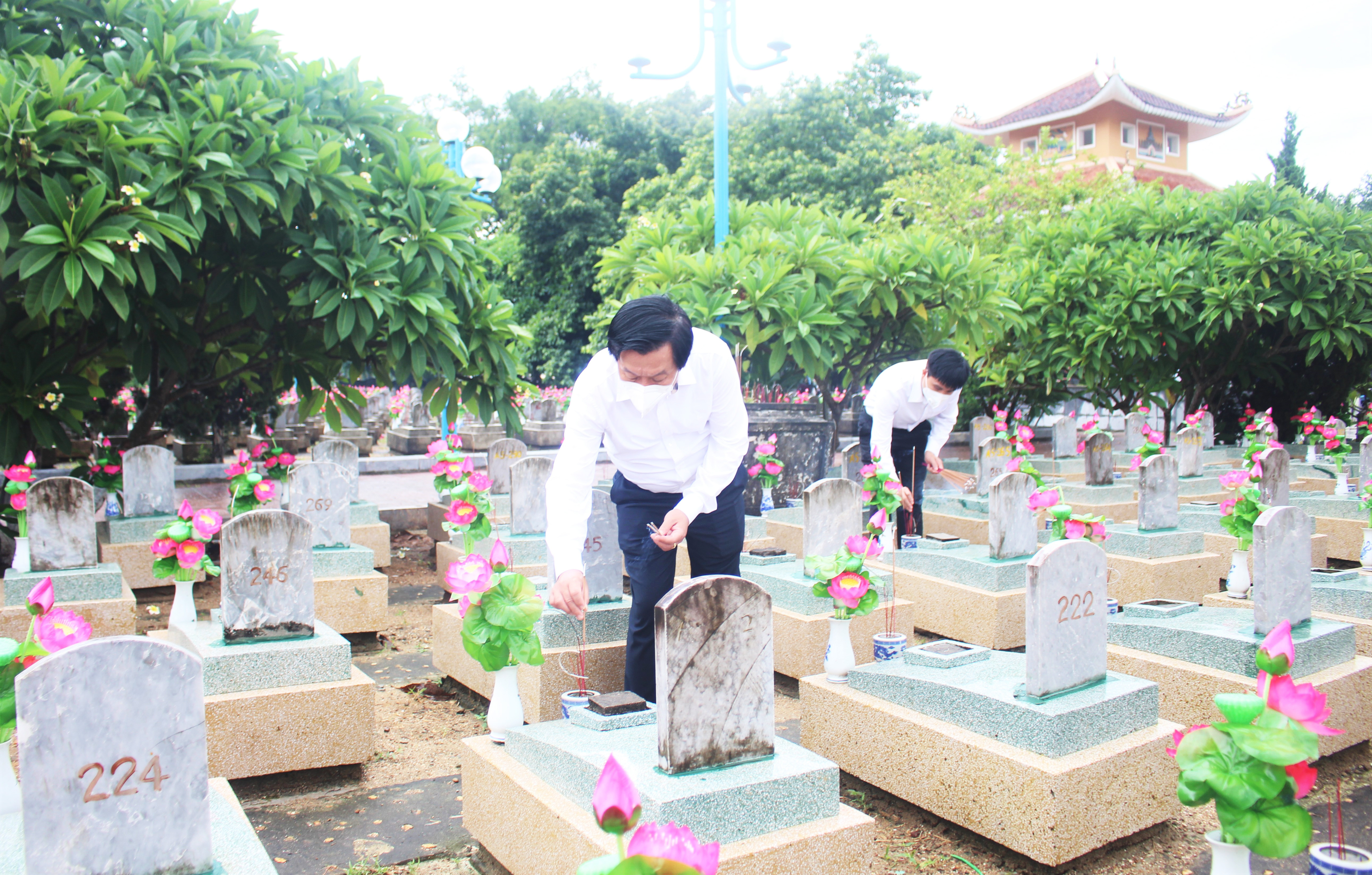Đồng chí Lê Đức Cường và các thành viên trong đoàn thắp nén hương thơm lên phần mộ các liệt sỹ. Ảnh: Thái Hiền 