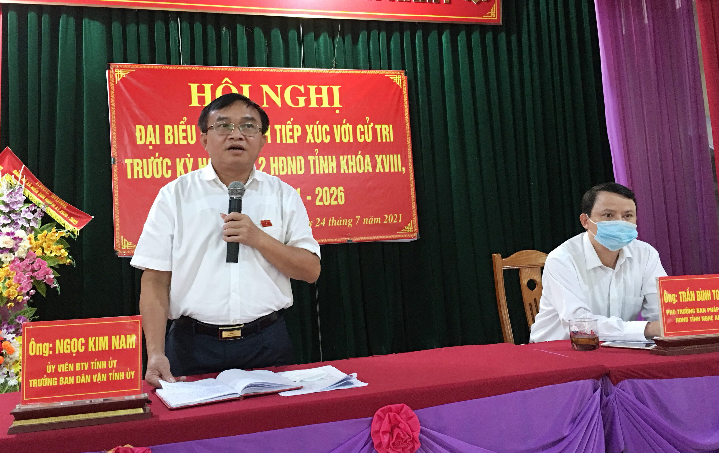 Đại biểu Ngọc Kim Nam - Trưởng Ban Dân vận Tỉnh ủy trả lời các ý kiến của cử tri. Ảnh: Ngọc Phương