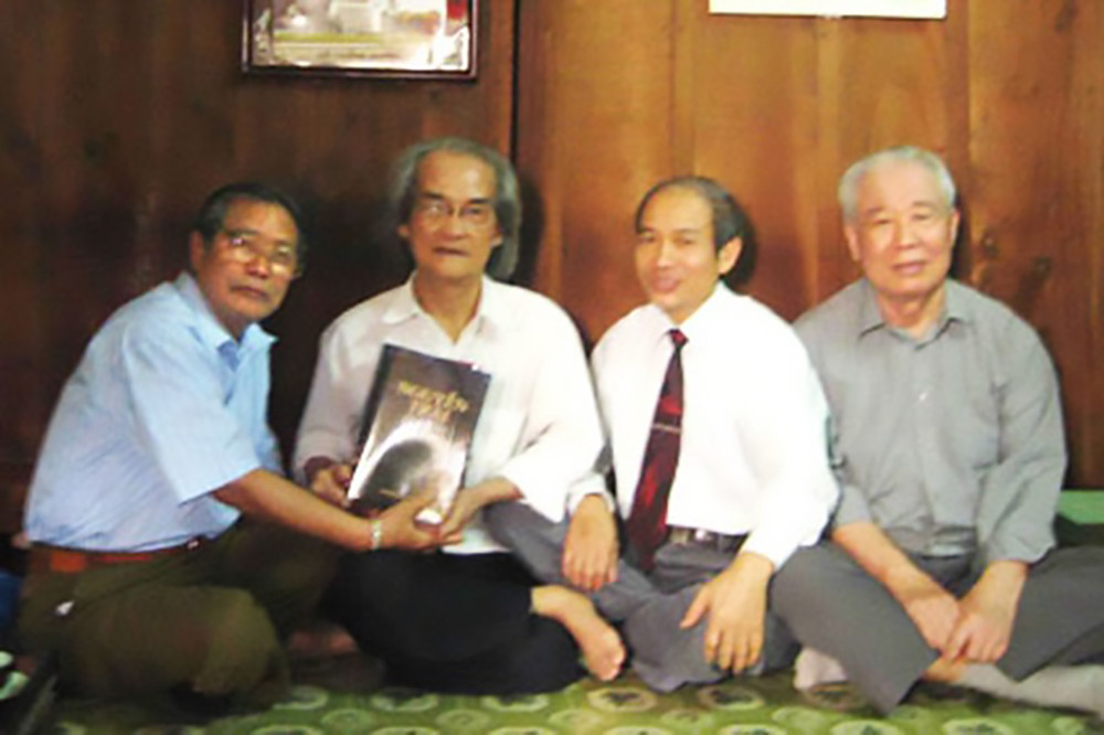 Từ trái sang: Nhà giáo Hoàng Đạo Chúc, nhà văn Sơn Tùng; giám đốc Trung tâm văn hóa Tráng An - Bùi Phúc Hải, nhà văn Hoàng Kính. Ảnh tư liệu
