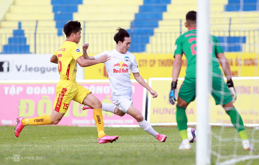 HAGL (áo trắng) đang dẫn đầu V-League với 29 điểm sau 12 trận. Ảnh: Lâm Thỏa.