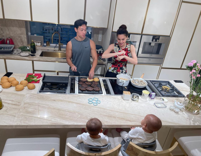   Bếp là nơi vợ chồng Hồ Ngọc Hà yêu thích bởi họ có thể vừa nấu nướng vừa pha trò với các con.