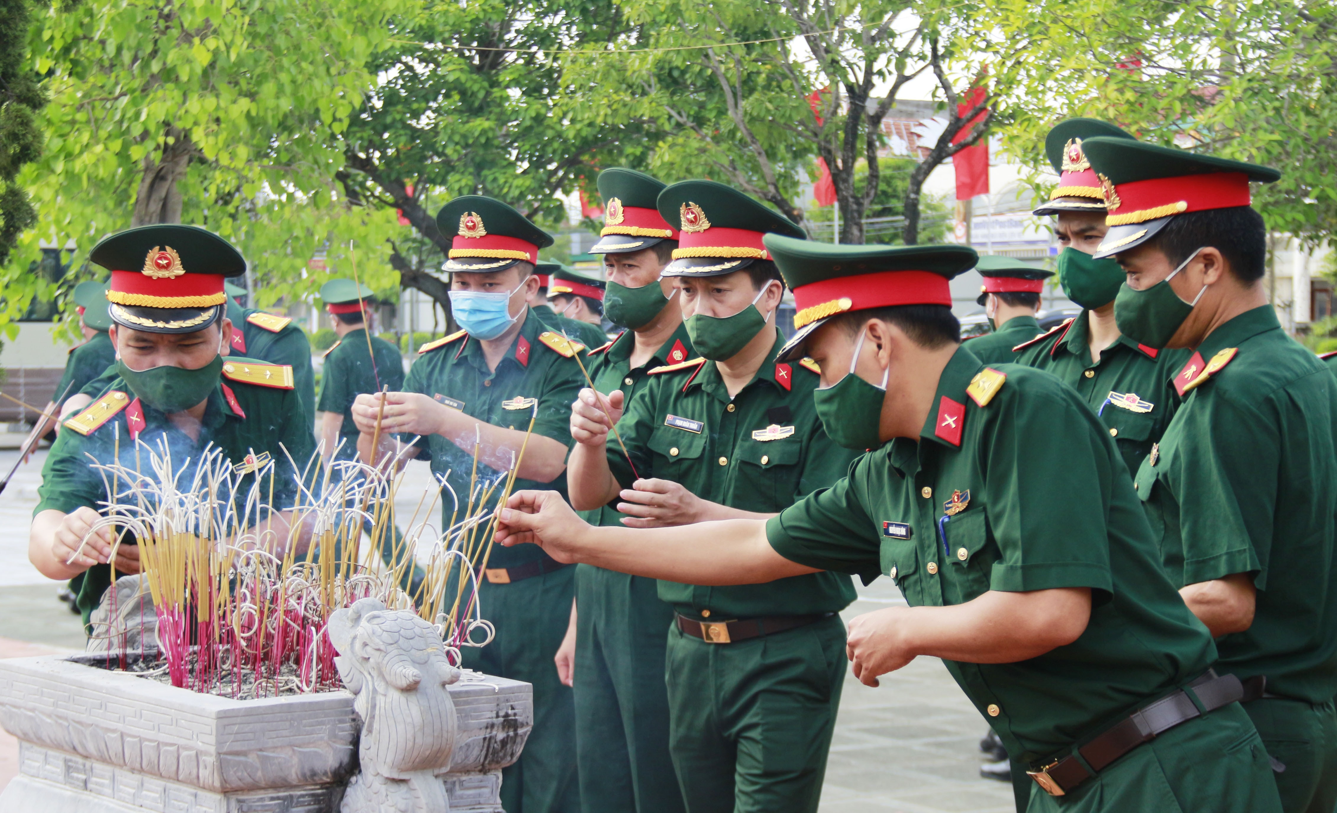 Cán bộ, chiến sỹ LLVT tỉnh Nghệ An dâng hương tại Khu di tích Xô Viết Nghệ Tĩnh, huyện Hưng Nguyên. Ảnh: Hoàng Anh