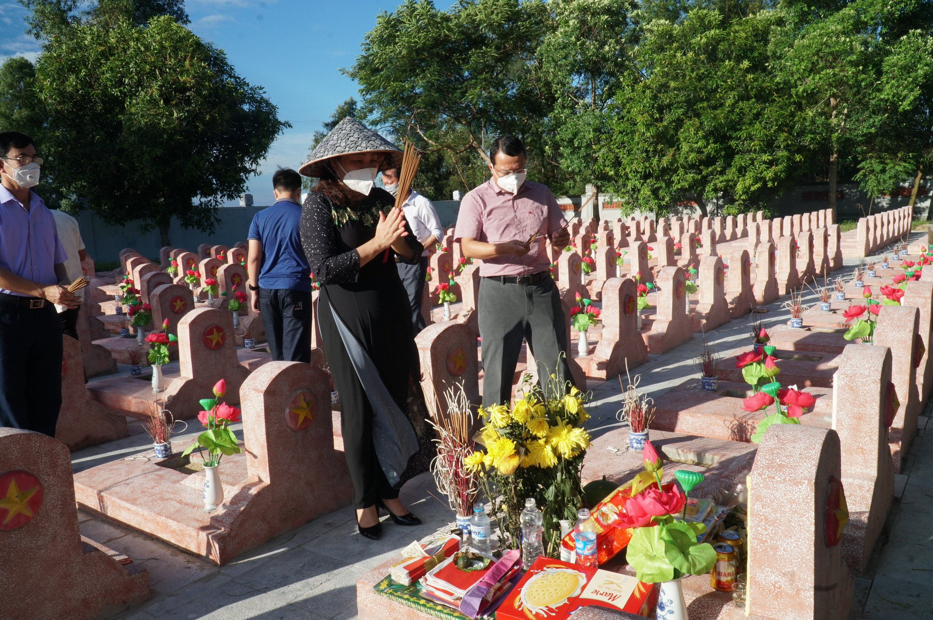 Đồng chí Nguyễn Thị Thu Hường và các thành viên trong đoàn dâng hương lên phần mộ các anh hùng, liệt sỹ. Ảnh: Hồ Hà