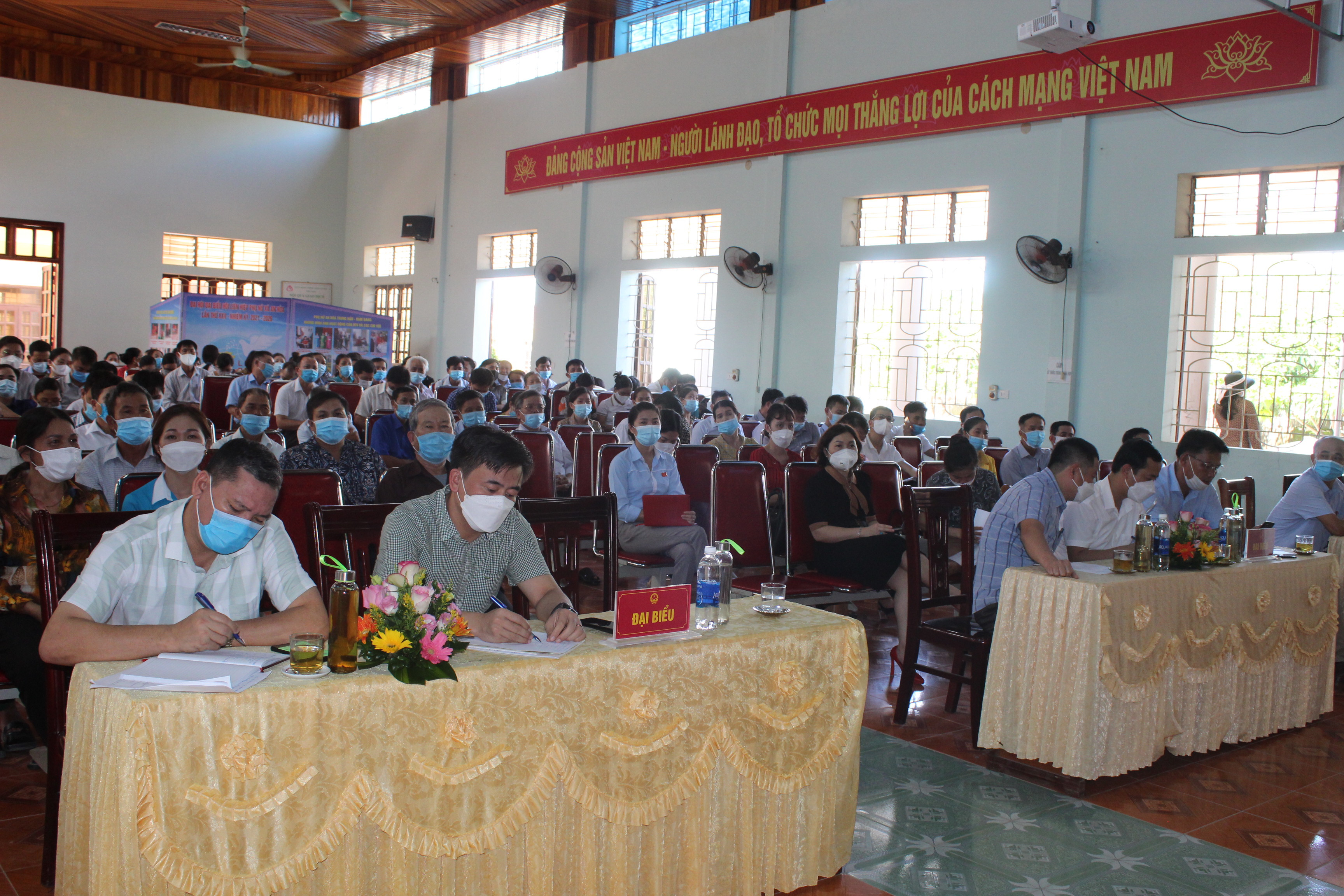 Cử tri huyện Quỳnh Lưu dự hội nghị. Ảnh: Thanh Toàn