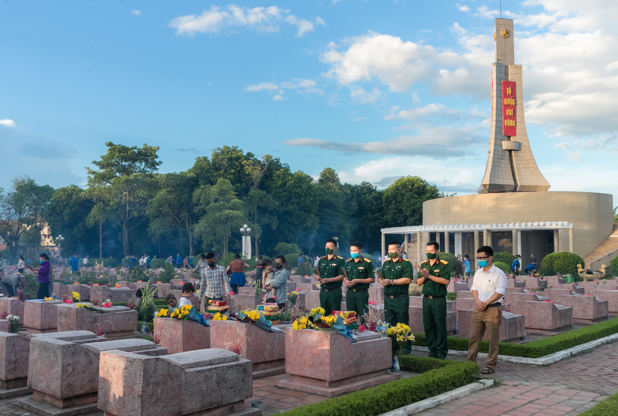 Từ buổi chiều đã có nhiều cơ quan đến tại Nghĩa trang TP Vinh để tri ân các anh hùng liệt sỹ. Ảnh: Đức Anh