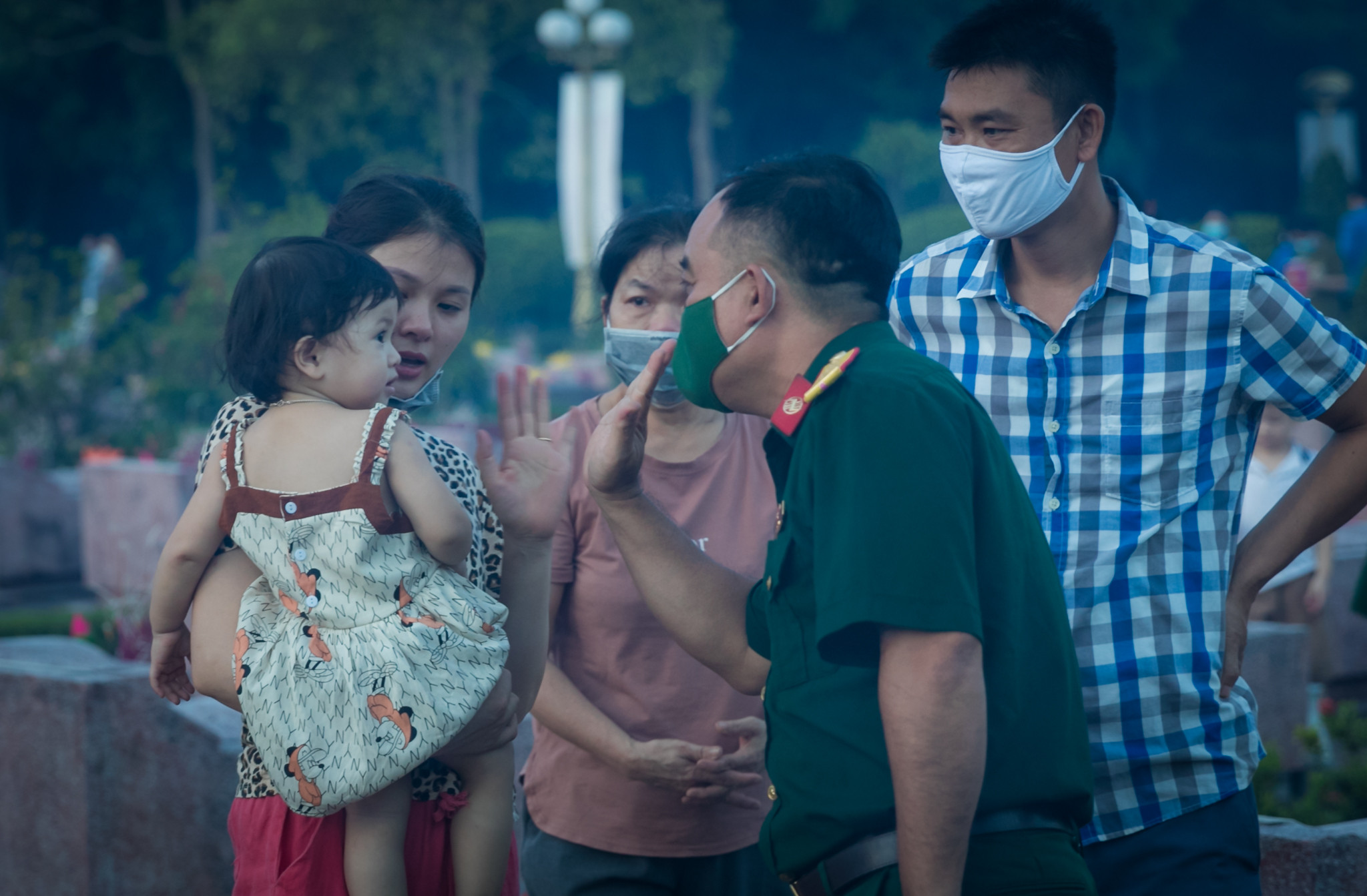 Những đồng đội của Liệt sỹ Nguyễn Cảnh Cường hy sinh tại Rào Trăng hôm nay đã đến để thắp hương và động viên gia đình thân nhân liệt sỹ Cường. Ảnh: Đức Anh
