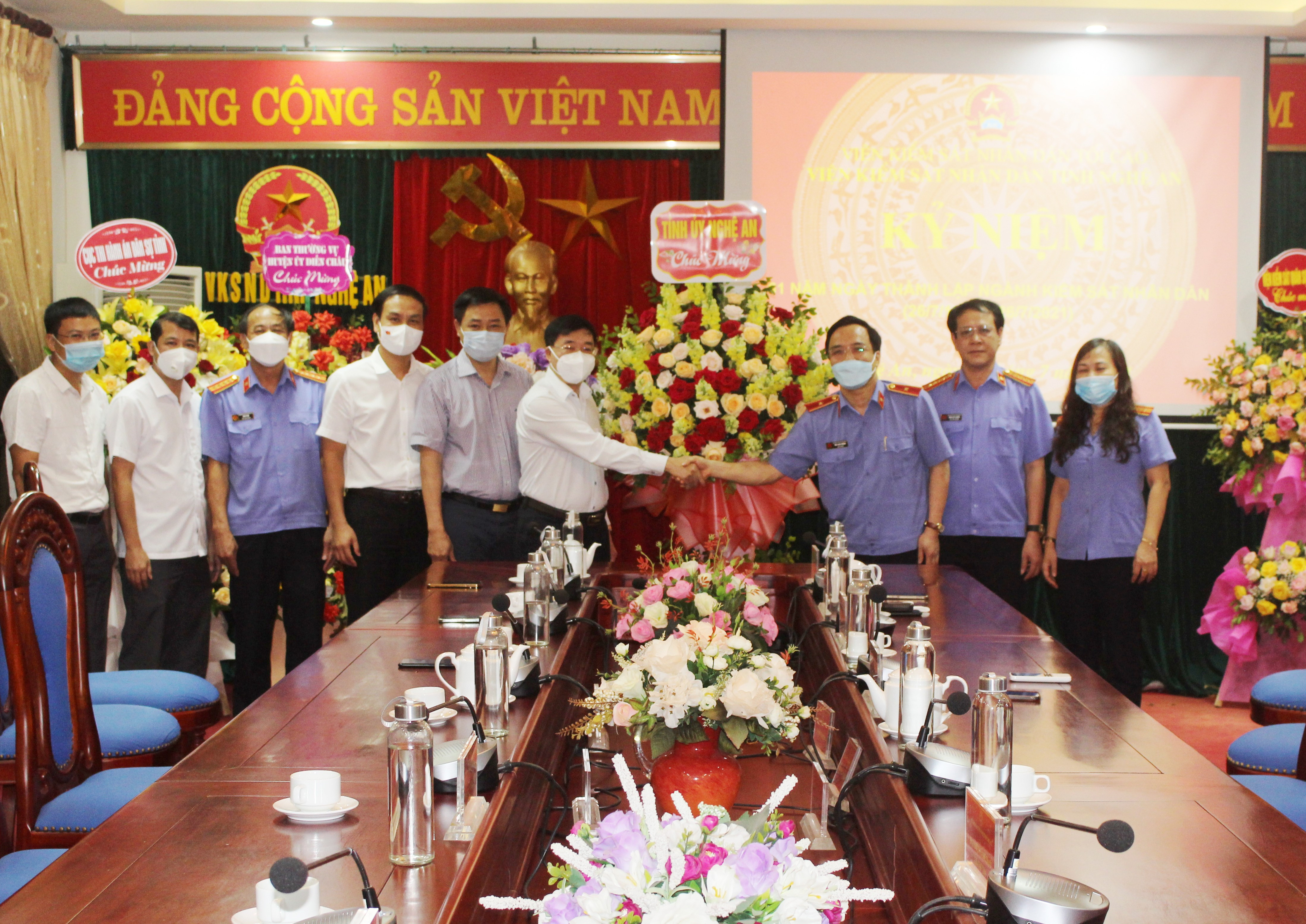 Đồng chí Nguyễn Văn Thông - Phó Bí thư Thường trực Tỉnh ủy tặng hoa chúc mừng Viện KSND tỉnh.