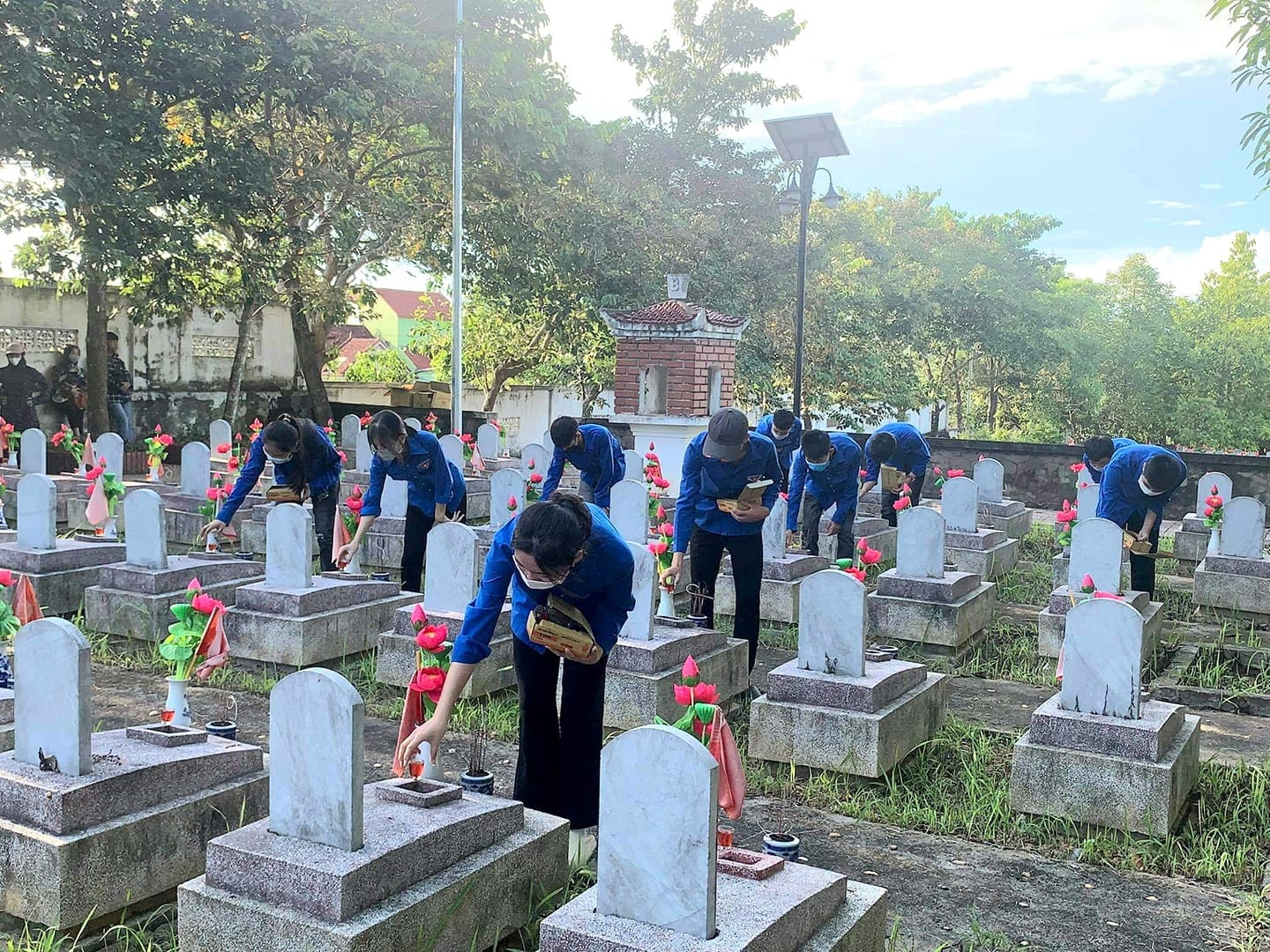 Chiều 26/7. Huyên đoàn Đô Lương đã huy động nhiều đoàn viên thanh niên tham gia hoạt động chuẩn nến trên các phần mộ liệt sỹ để tổ chức đêm thắp nến tri ân tại nghĩa trangđến nghĩa trang liệt sỹ quốc tế 