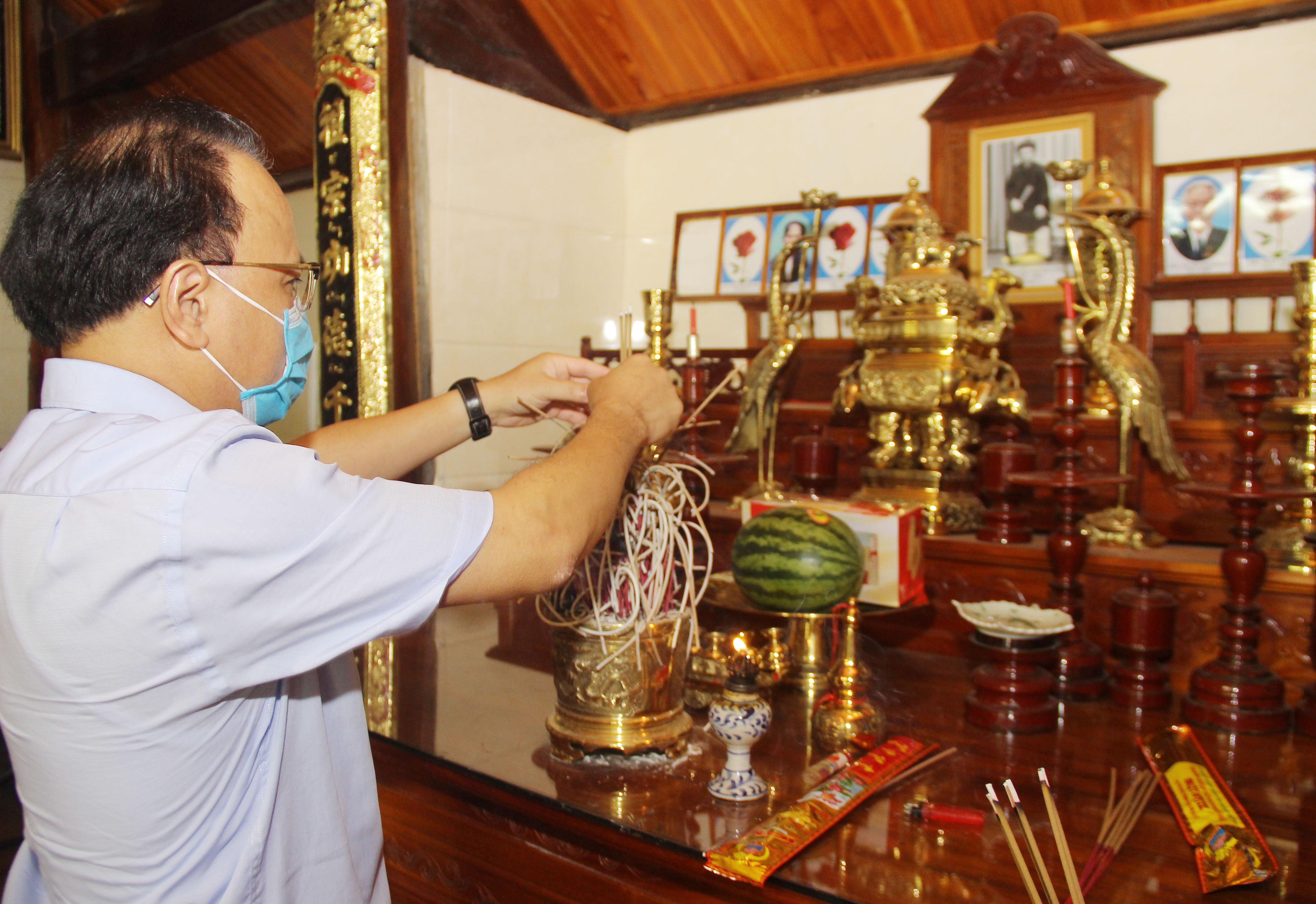 Đồng chí Nguyễn Nam Đình - Ủy viên Ban Thường vụ Tỉnh ủy, Phó Chủ tịch HĐND tỉnh thắp hương trước các phần mộ liệt sỹ. Ảnh: Mai Hoa