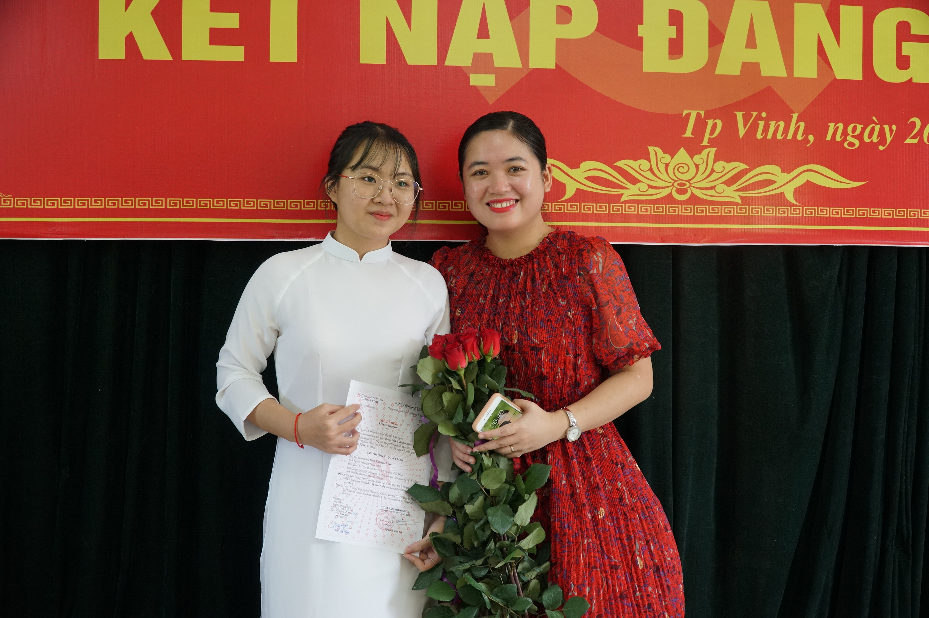 Em Bùi Thị Kim Ngân và cô giáo chủ nhiệm tại lễ kết nạp Đảng. Ảnh: Mỹ Hà