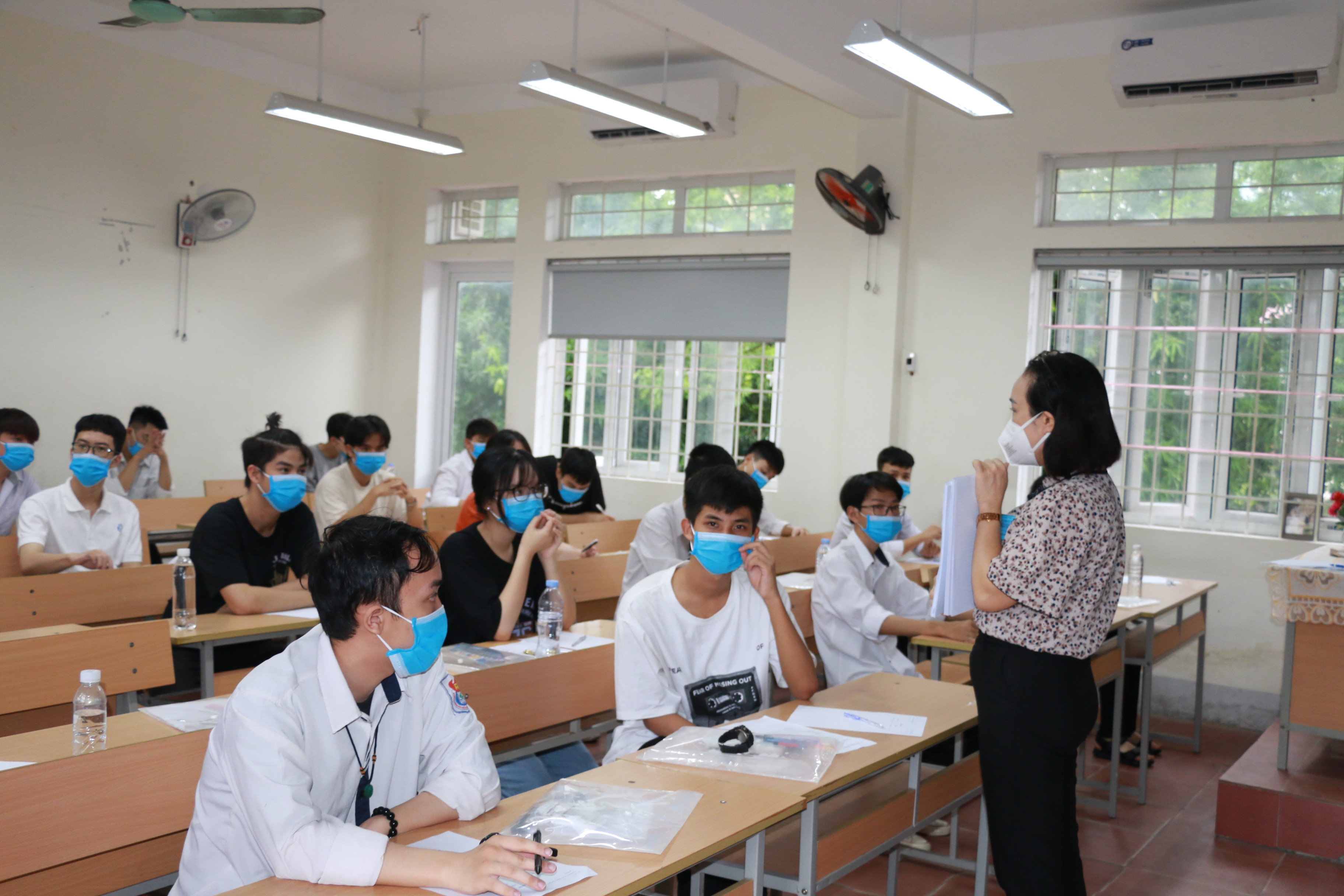 Năm nay nhiều thí sinh tại điểm thi Trường THPT Huỳnh Thúc Kháng có kết quả cao. Ảnh: Mỹ Hà