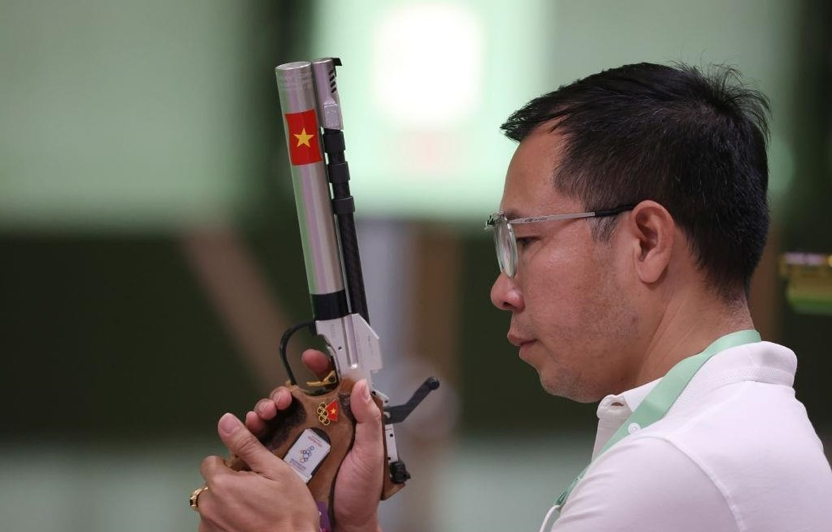 Xạ thủ Hoàng Xuân Vinh thi đấu nội dung 10m súng ngắn hơi ở Olympic Tokyo 2020. (Ảnh: Getty Images)