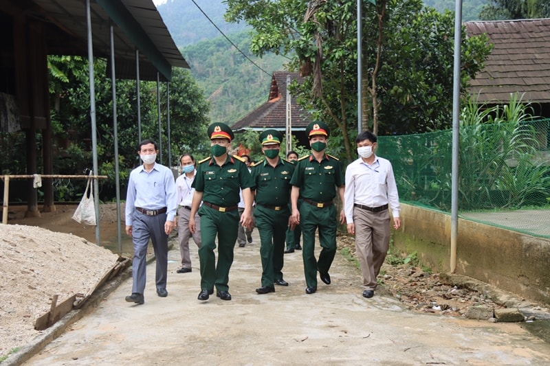 Đoàn công tác kiểm tra hệ thống đèn chiếu sáng năng lượng mặt trời đường liên thôn bản Pòng, xã Nậm Giải, huyện Quế Phong.