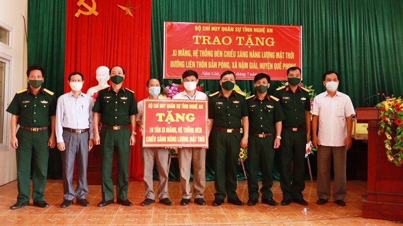 Đại tá Nguyễn Kỳ Hồng và đoàn công tác Bộ CHQS tỉnh trao tặng xi măng và bàn giao hệ thống đèn chiếu sáng năng lượng mặt trời đường liên thôn bản Pòng, xã Nậm Giải, huyện Quế Phong