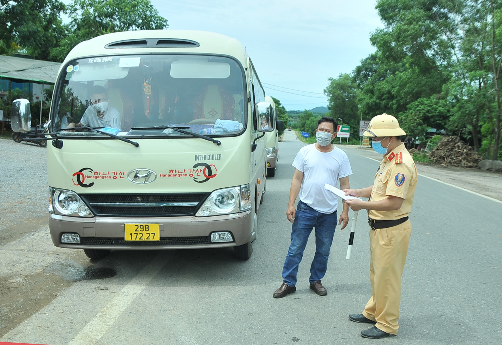 Đại úy Nguyễn Đình Anh - Đội CSGT, Công an huyện Nghĩa Đàn làm nhiệm vụ tại chốt kiểm soát trên đường Hồ Chí Minh đoạn giáp ranh giữa Thanh Hóa và Nghệ An cho biết