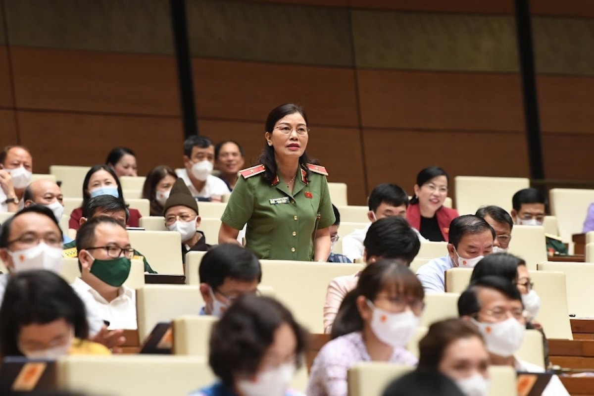 Đại biểu Quốc hội phát biểu trên Hội trường tại Kỳ họp thứ nhất, Quốc hội khóa XV