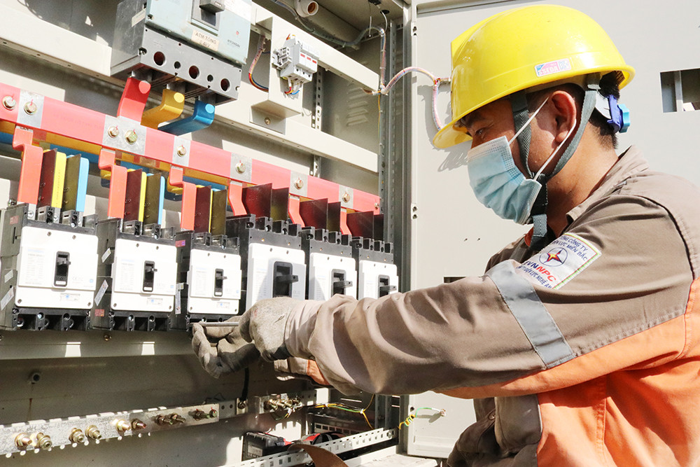 Công nhân Điện lực Thành phố Vinh, kiểm tra, sửa chữa aptomat các tủ điện đảm bảo cấp điện an toàn ổn định, nâng cao độ tin cậy cho khách hàng