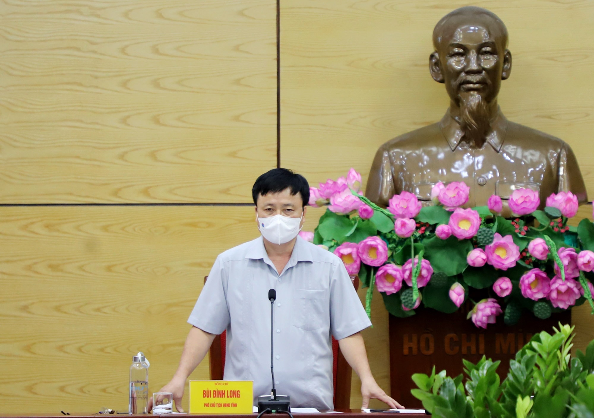 Đồng chí Bùi Đình Long - Phó Chủ tịch UBND tỉnh, Phó trưởng Ban chỉ đạo phòng, chống dịch Covid-19 tỉnh phát biểu tại cuộc họp. Ảnh: Phạm Bằng