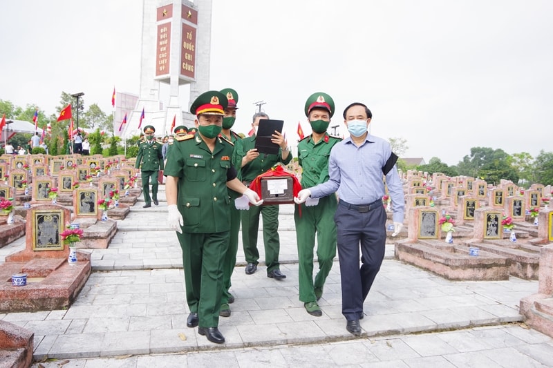 Lãnh đạo Bộ CHQS tỉnh tham gia di chuyển hài cốt liệt sỹ về nơi yên nghỉ tại Nghĩa trang liệt sỹ huyện Nghi Lộc.