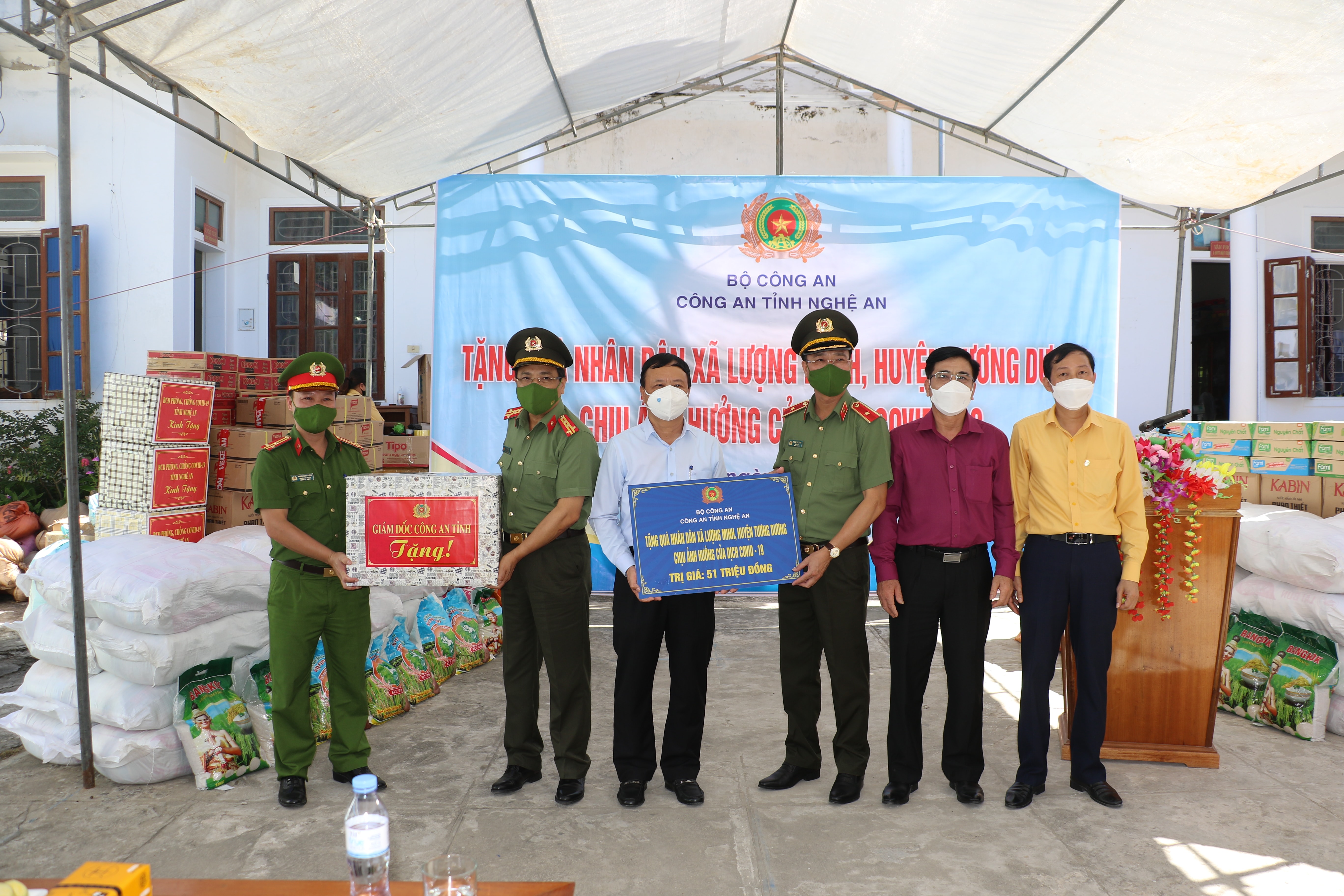 Công an tỉnh tặng cho cấp ủy, chính quyền, người dân huyện Tương Dương