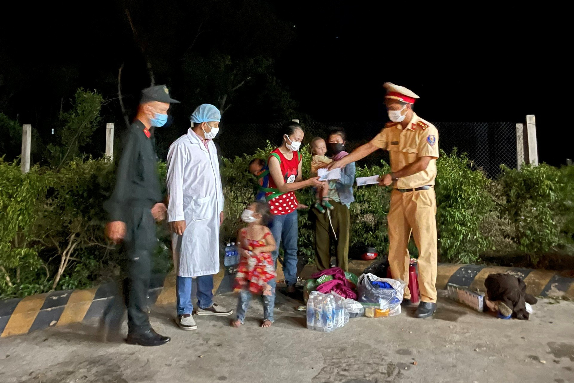 Lực lượng chức năng ở Phong Điền trao tiền hỗ trợ hai gia đình. Ảnh: CTV