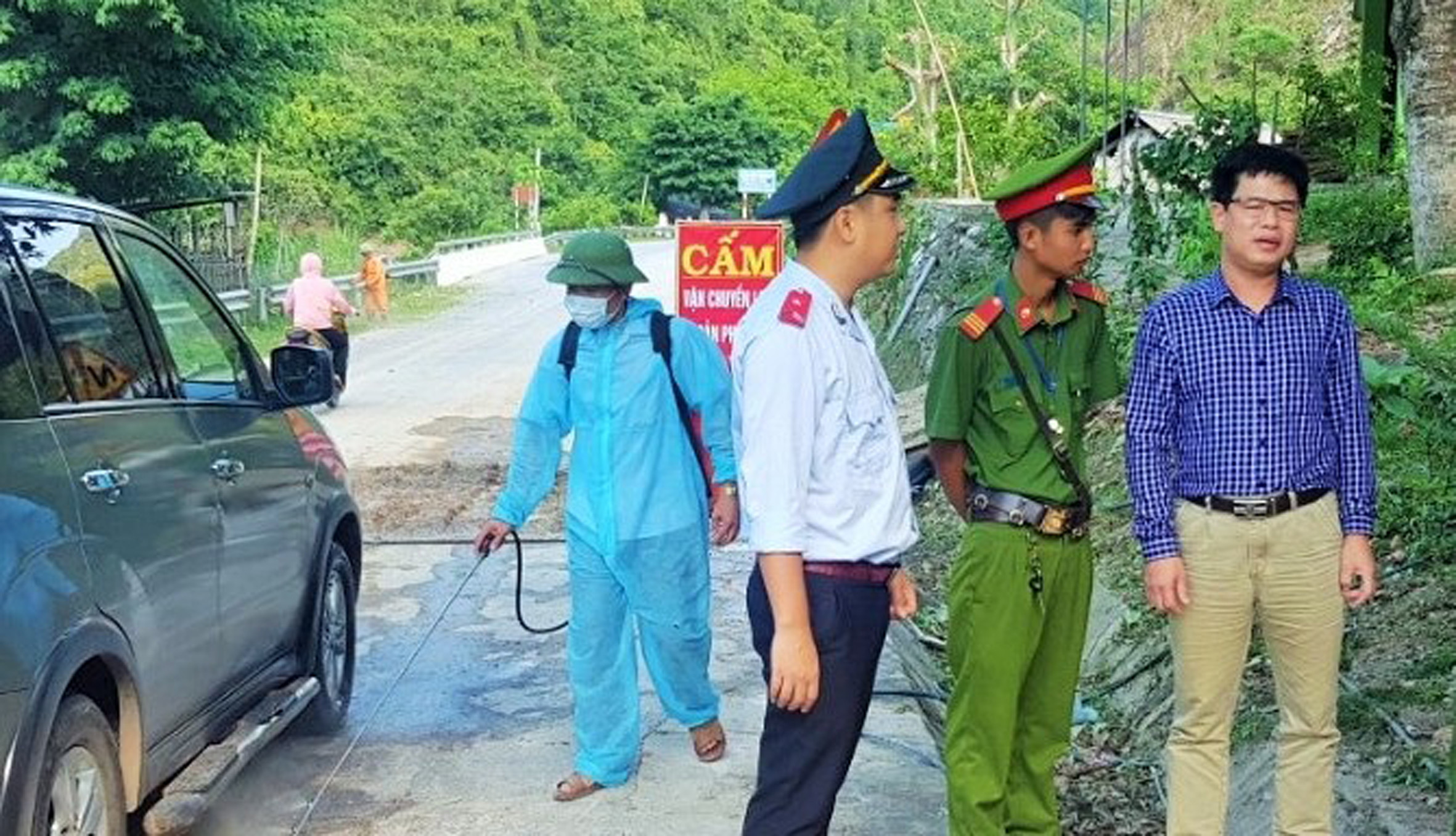 Chi cục Chăn nuôi và Thú y Nghệ An và các ngành liên quan tăng cường công tác kiểm tra phòng, chống dịch cúm gia cầm. Ảnh tư liệu: Kim Dung