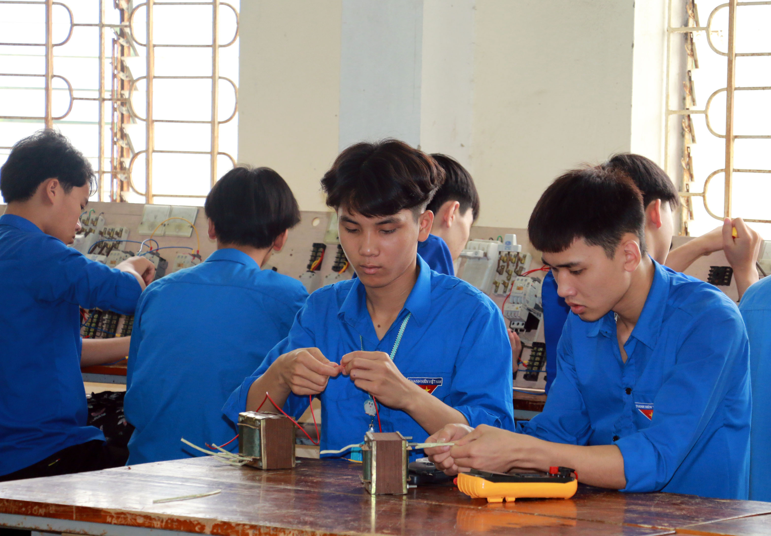 Ngoài học văn hóa, học sinh Trường Trung cấp Kinh tế Kỹ thuật Hồng Lam được học thêm một nghề và có bằng trung cấp sau khi ra trường. Toàn bộ chi phí học nghề và ở ký túc xã được hỗ trợ 100%. Ảnh: MH