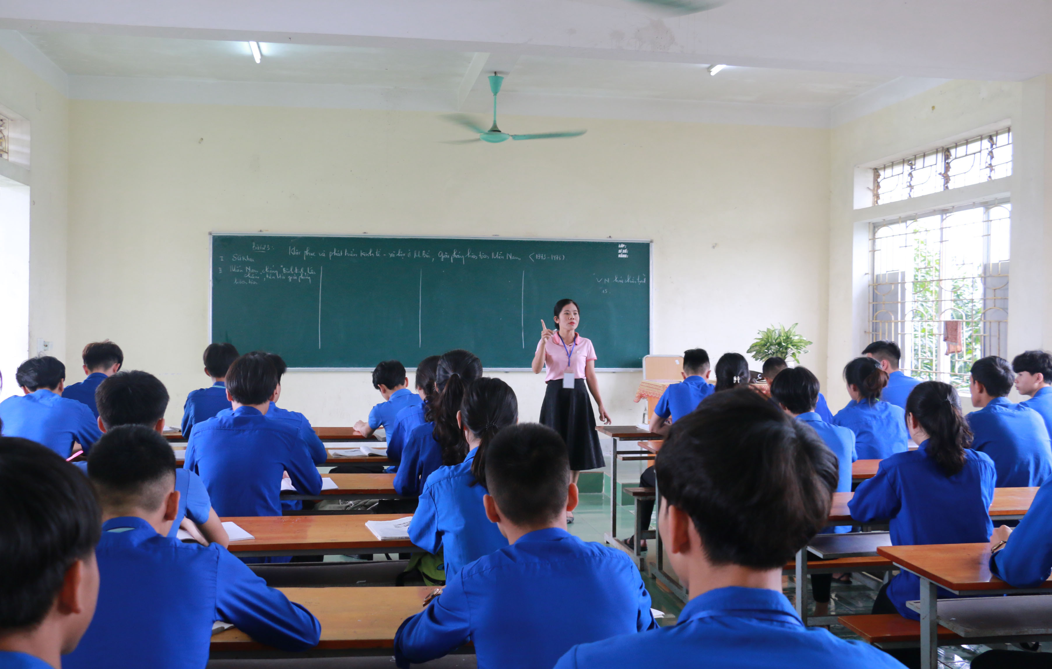 Tiết ôn tập của học sinh lớp 12 - Trường Trung cấp Kinh tế - Kỹ thuật Hồng Lam. Ảnh: MH.