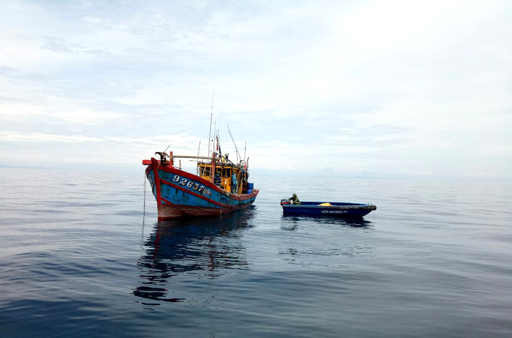 Nhắc nhở và xử phạt chủ tàu cá tỉnh Quảng Nam đánh bắt trên vùng biển ven bờ Nghệ An không treoo Quốc kỳ. Ảnh: Biện Luân